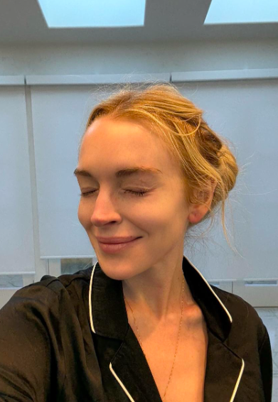 Lindsay Lohan posant pour un selfie sans maquillage, publié le 20 août 2025. | Source : Instagram/lindsaylohan