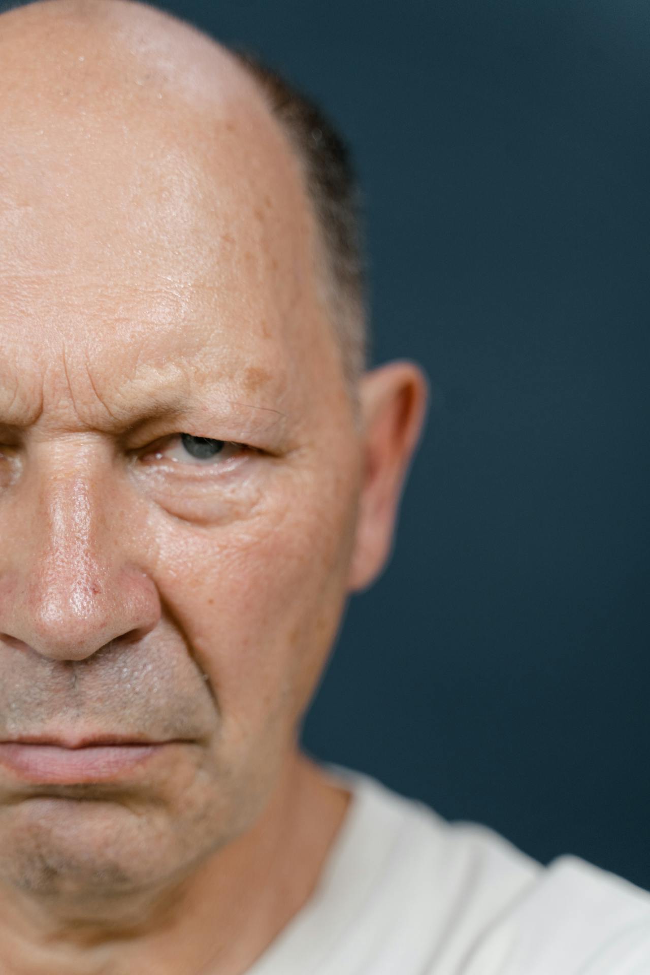 Gros plan sur un homme en colère | Source : Pexels
