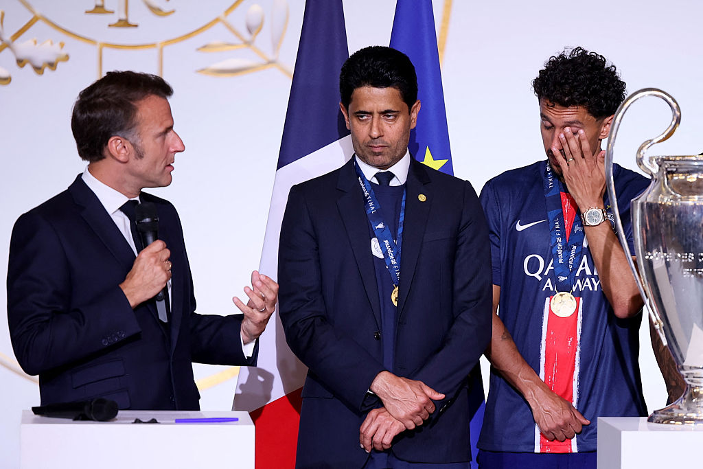 Le président français Emmanuel Macron prononce un discours à côté du président qatari du Paris Saint Germain, Nasser al-Khelaifi (C), et du défenseur brésilien du Paris Saint-Germain, #05 Marquinhos, lors de la réception au palais présidentiel de l'Élysée à Paris, le 1er juin 2025, un jour après que le PSG a remporté la finale de la Ligue des champions de l'UEFA 2025 contre l'Inter Milan à Munich. (Photo by Thomas PADILLA / POOL / AFP) (Photo by THOMAS PADILLA/POOL/AFP via Getty Images)