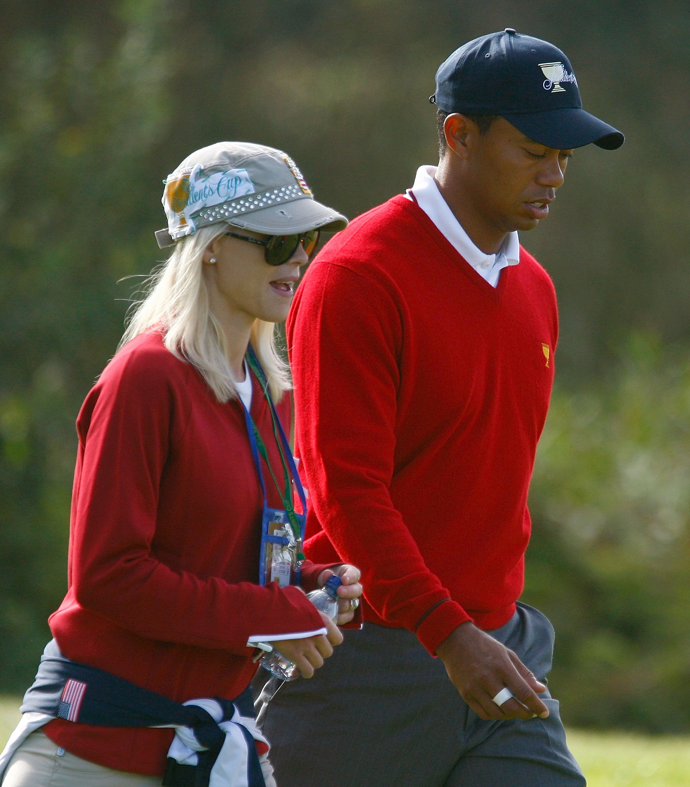 Tiger Woods marche avec sa femme Elin pendant la Coupe des Présidents. | Source : Getty Images
