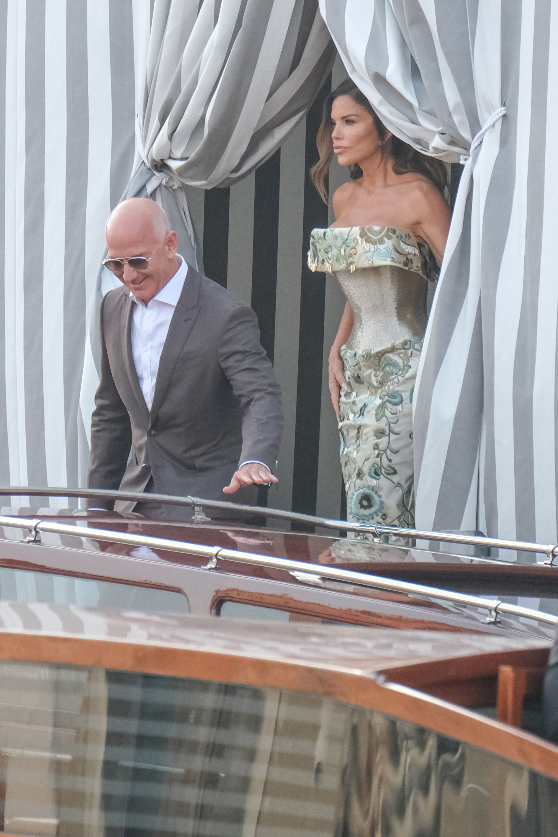 Lauren Sánchez et Jeff Bezos sortant de l'hôtel Aman pour assister à un dîner prénuptial, le 26 juin 2025, à Venise, en Italie | Source : Getty Images