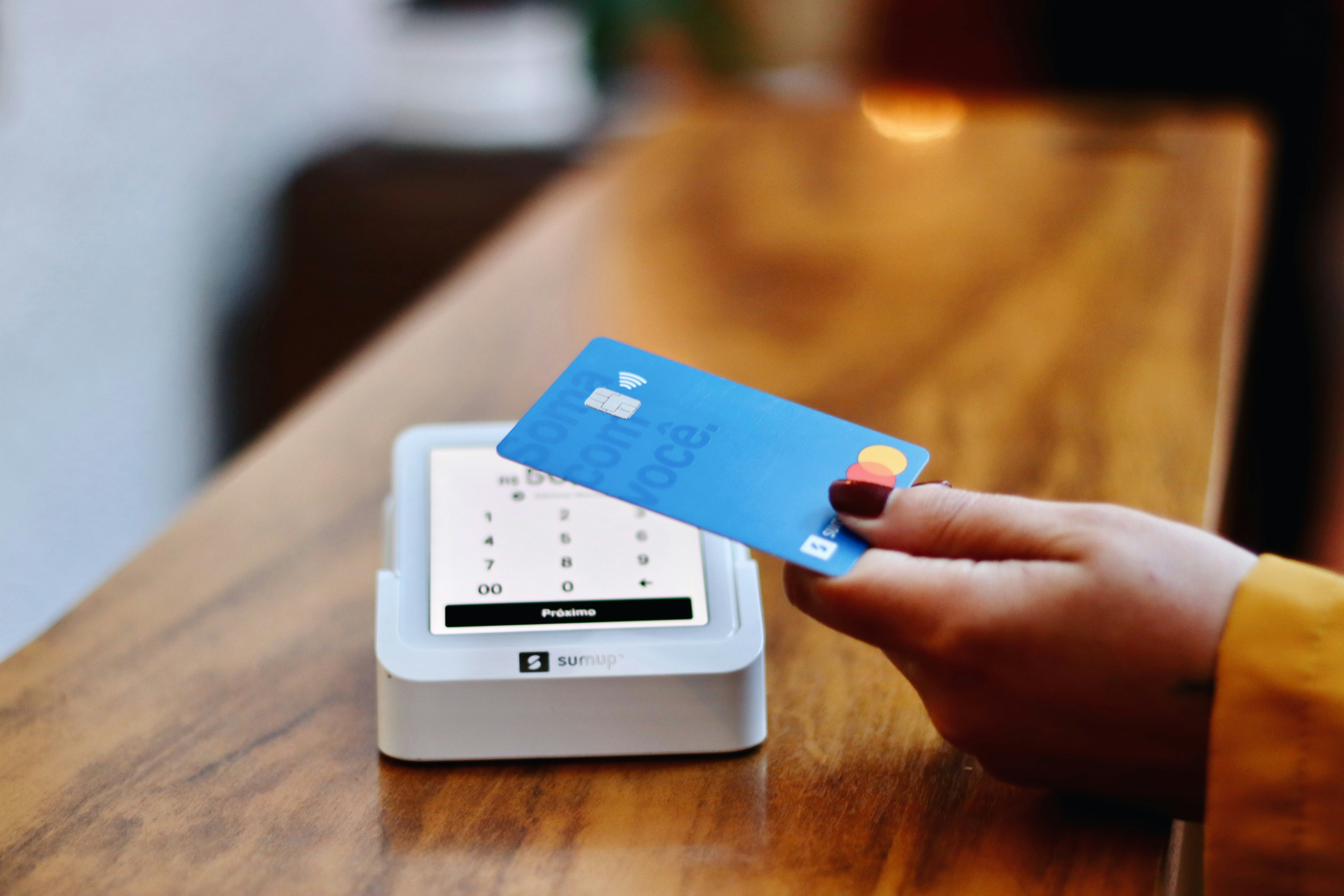 Une personne tenant une carte devant une machine | Source : Unsplash