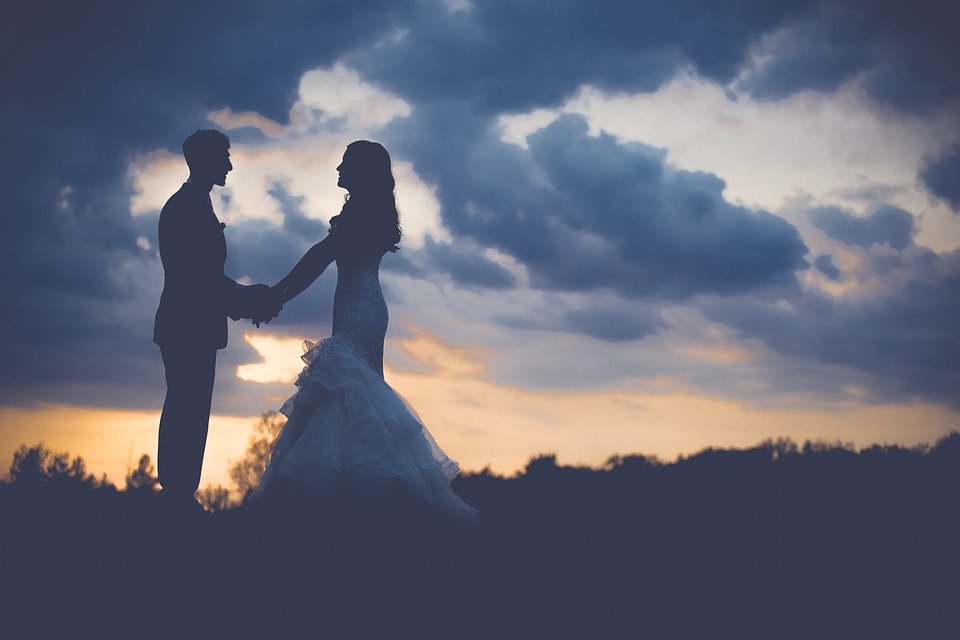 Les mariés qui se tiennent la main. | Photo : Pixabay