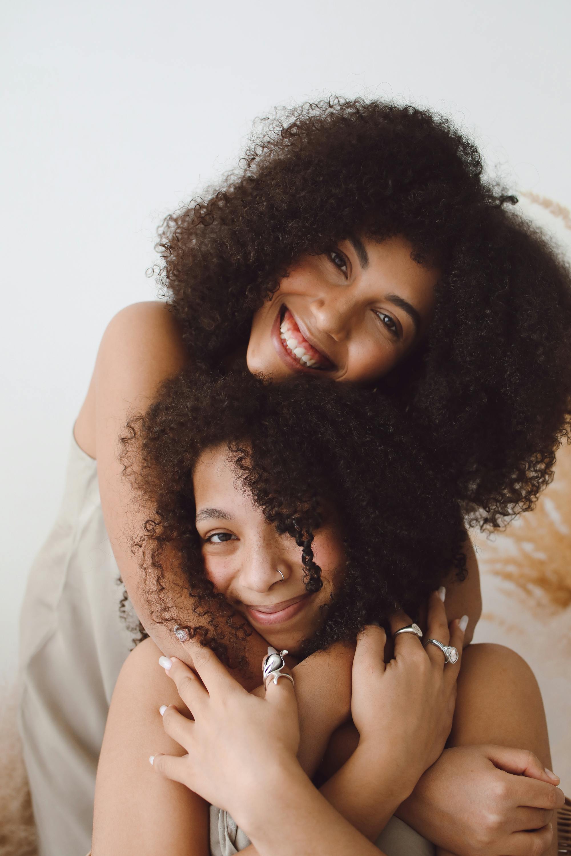 Deux femmes heureuses s'enlacent | Source : Pexels