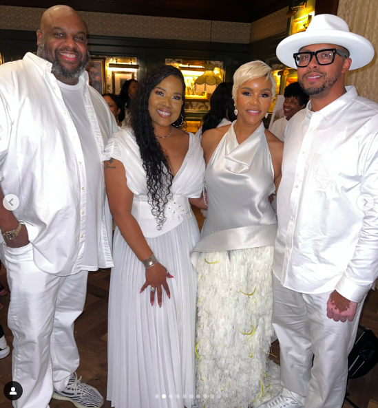 LeToya Luckett et Taleo Coles posant pour une photo avec des invités lors de leur mariage, posté le 2 août 2024 | Source : Instagram/iamaventergray