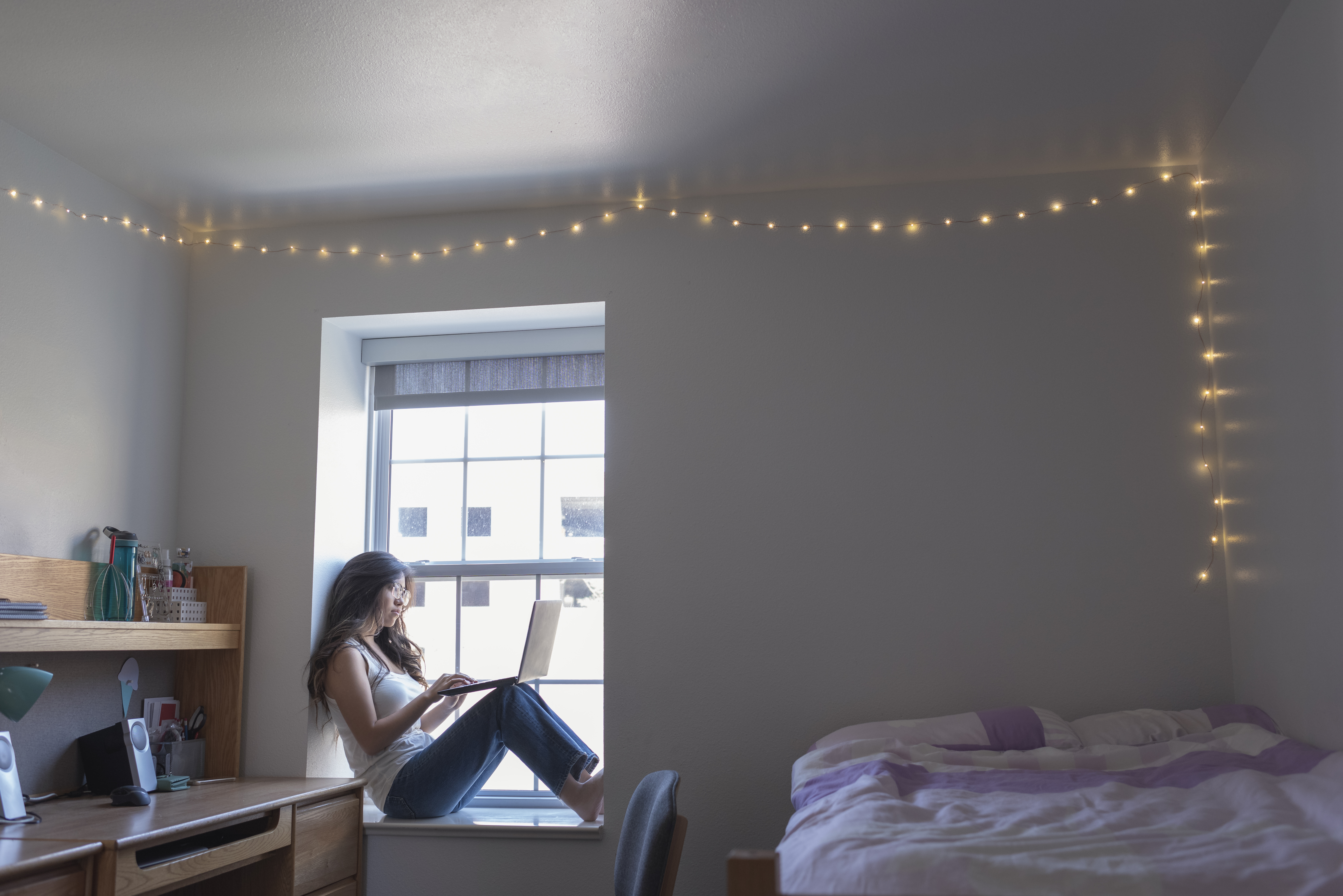 Une étudiante dans sa chambre d'étudiant | Source : Getty Images