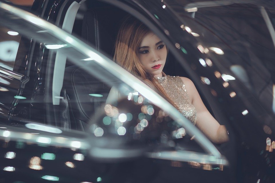 Une femme silencieuse dans la voiture. | Photo : Pixabay