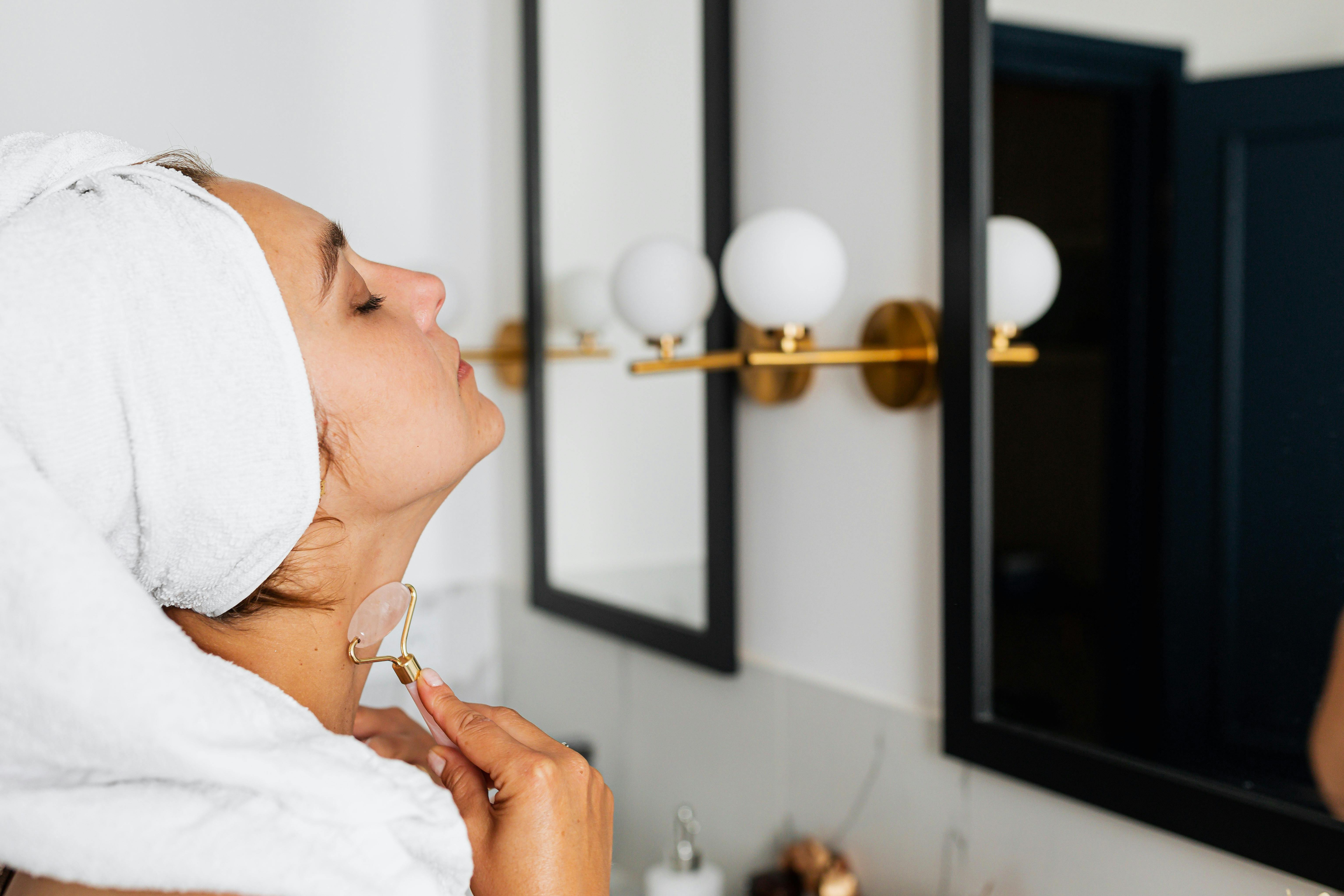 Une femme effectuant sa routine de soins de la peau | Source : Pexels