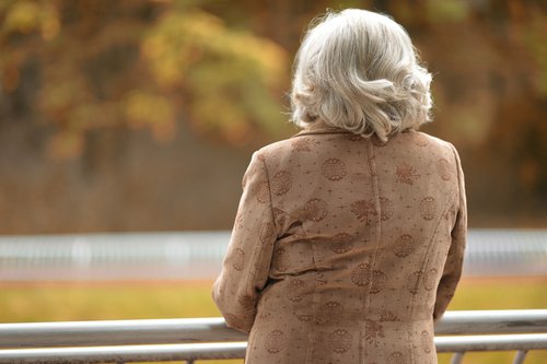 Une vieille dame les cheveux courts de dos | Photo : Getty Images.