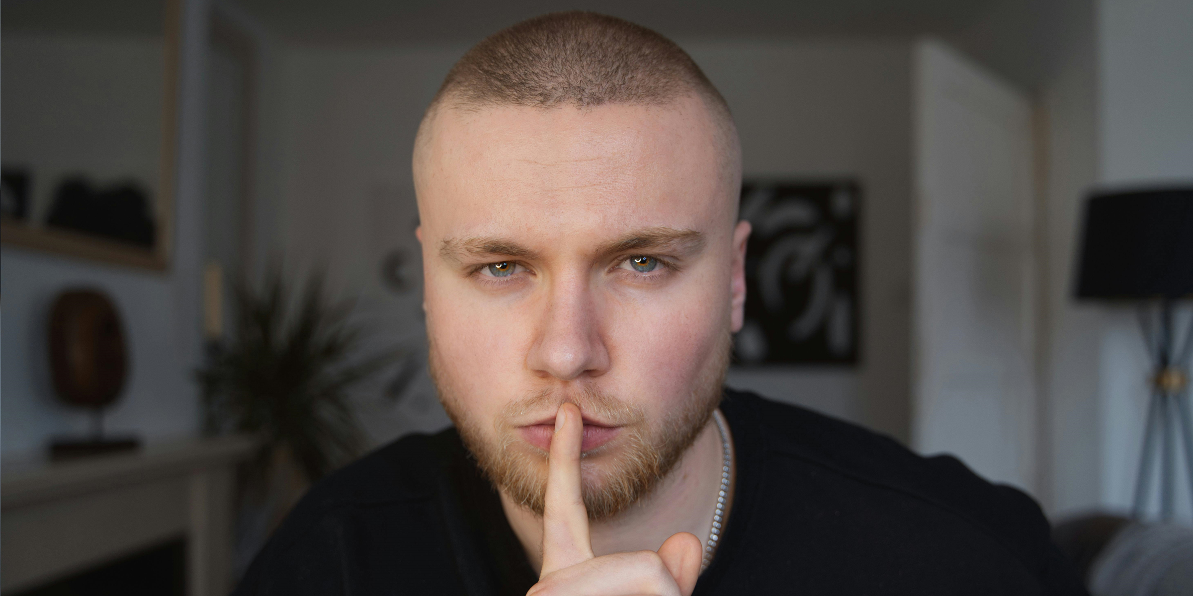 Homme gardant un secret | Source : Pexels