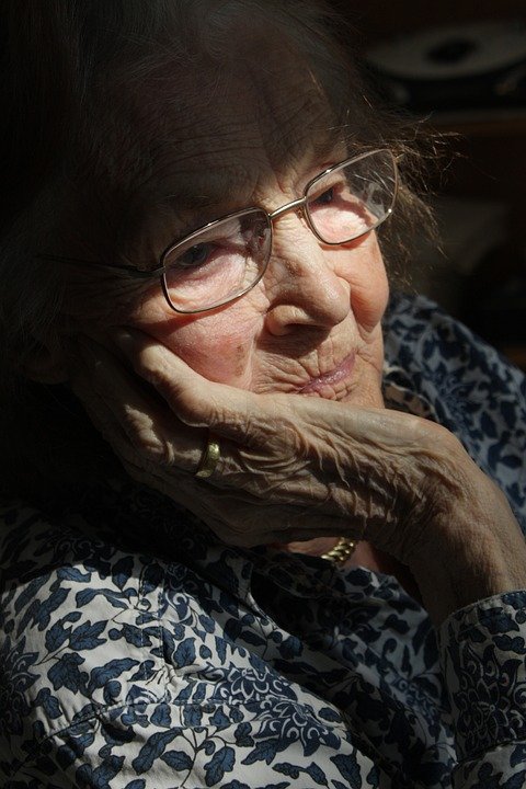 Image montrant une vieille femme. | Photo : Pixabay