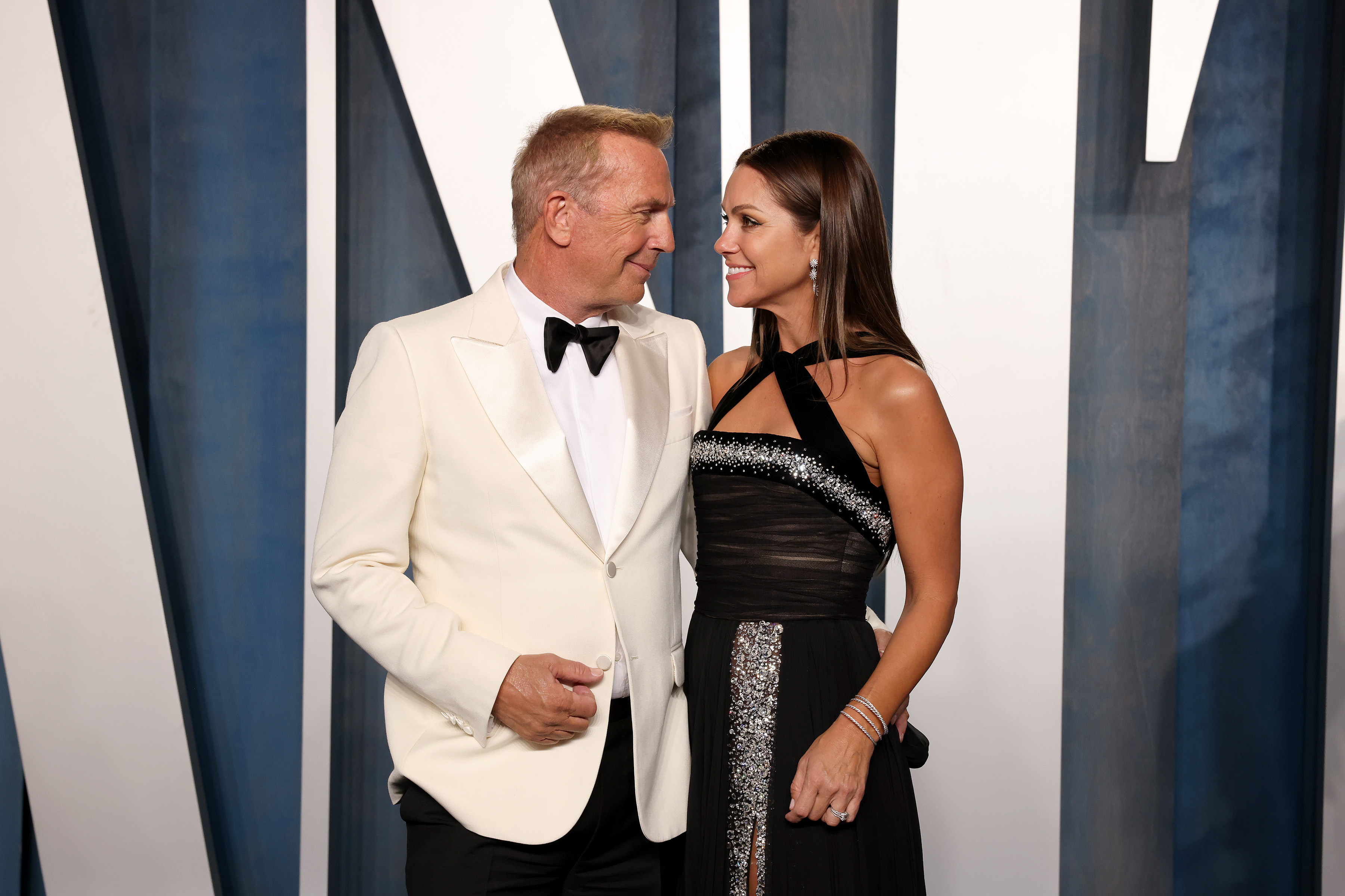 Kevin Costner et Christine Baumgartner à la soirée des Oscars Vanity Fair le 27 mars 2022 à Beverly Hills, Californie. | Source : Getty Images