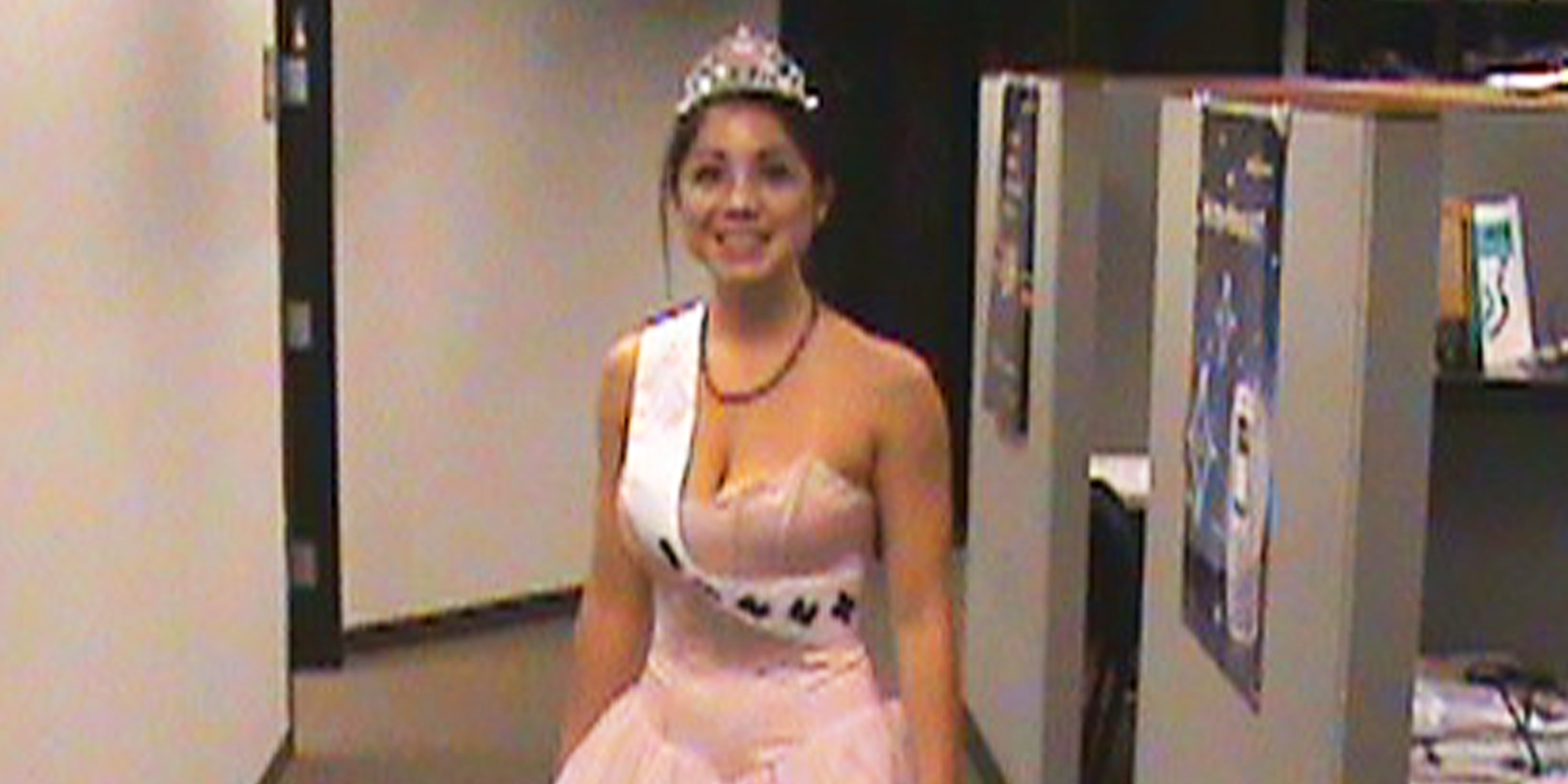 Une jeune femme dans un costume de couleur claire | Source : Flickr