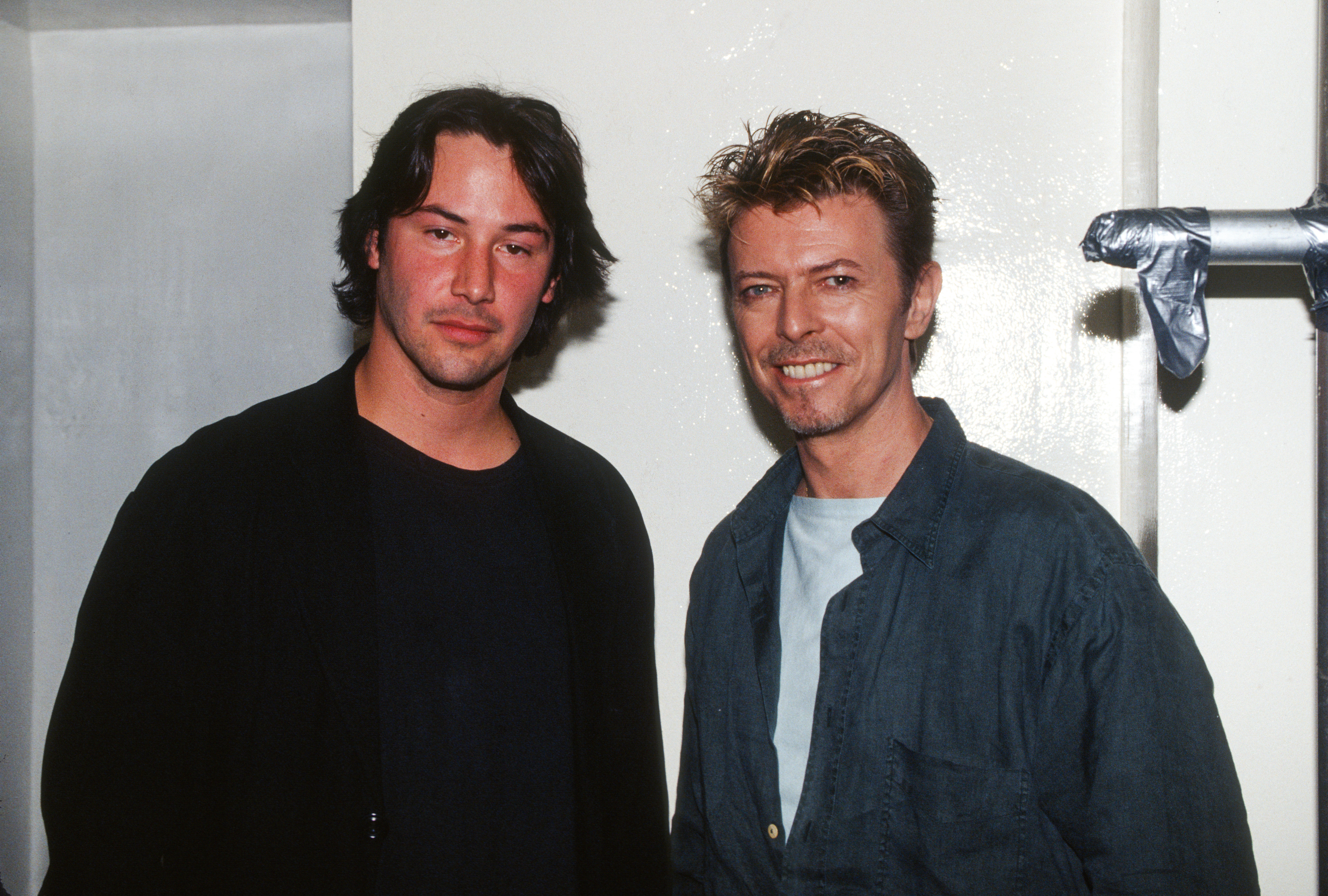 David Bowie et Keanu Reeves en 1992.┃Source : Getty Images