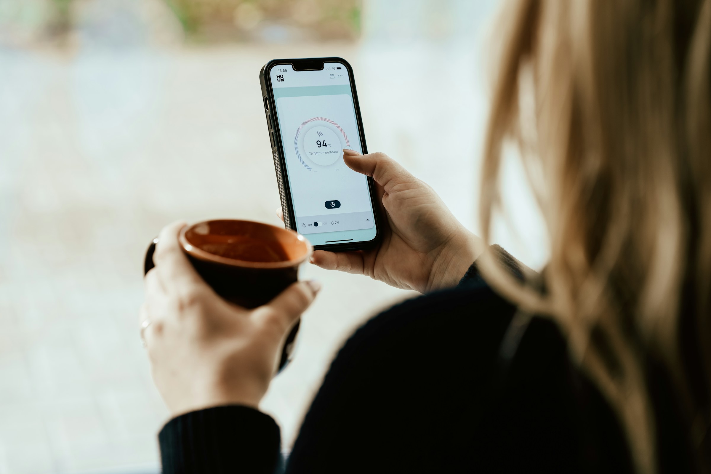 Une femme utilisant un téléphone | Source : Unsplash