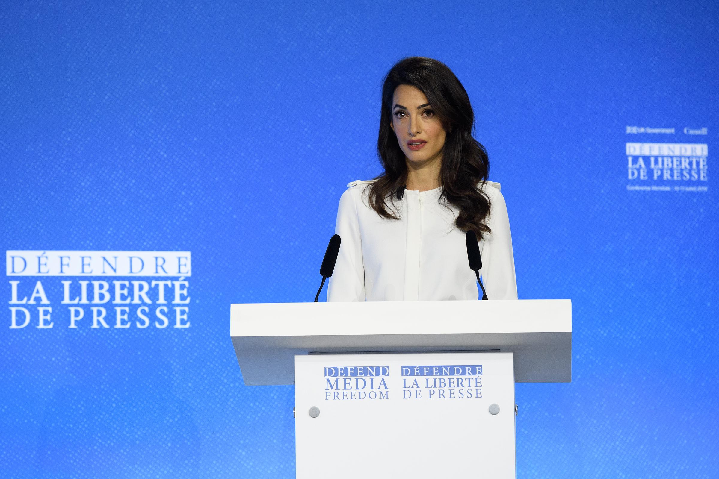 Amal Clooney s'adresse aux délégués lors de la deuxième journée de la Conférence mondiale sur la liberté de la presse, le 11 juillet 2019 | Source : Getty Images