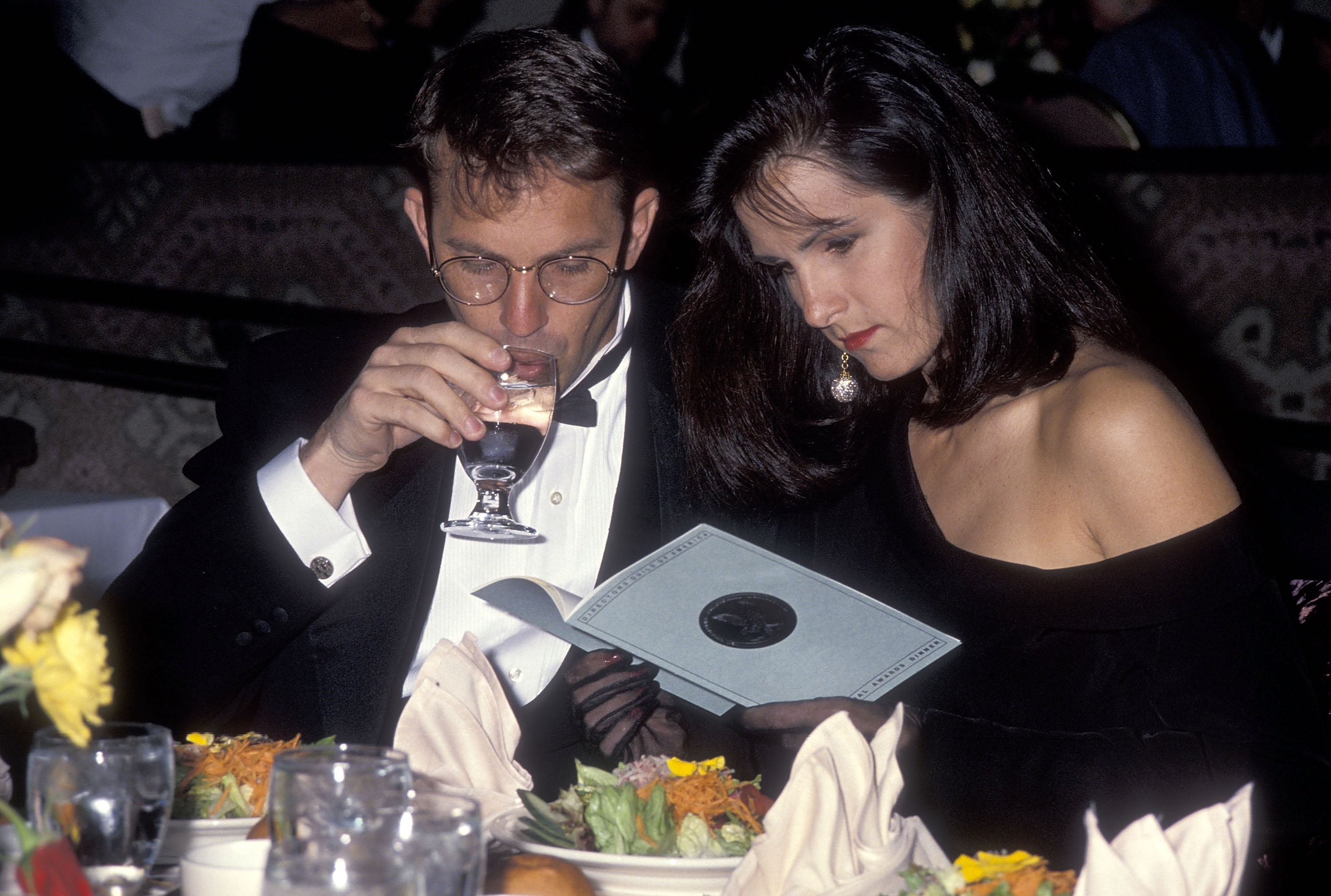 Kevin et Cindy Costner assistent à la 43e édition des Directors Guild of America Awards à Beverly Hills, Californie, le 16 mars 1991. | Source : Getty Images