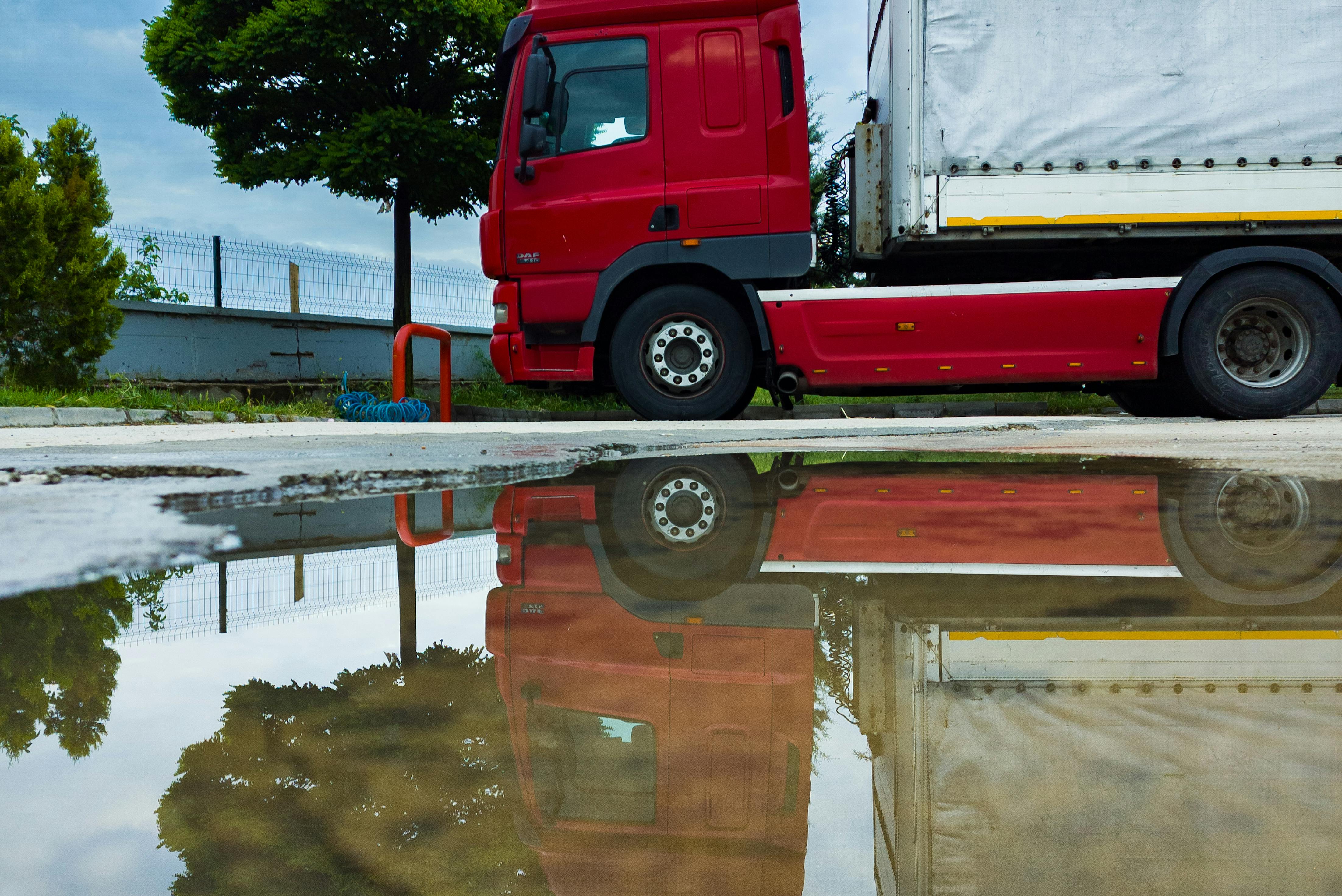 Un camion sur la route | Source : Pexels