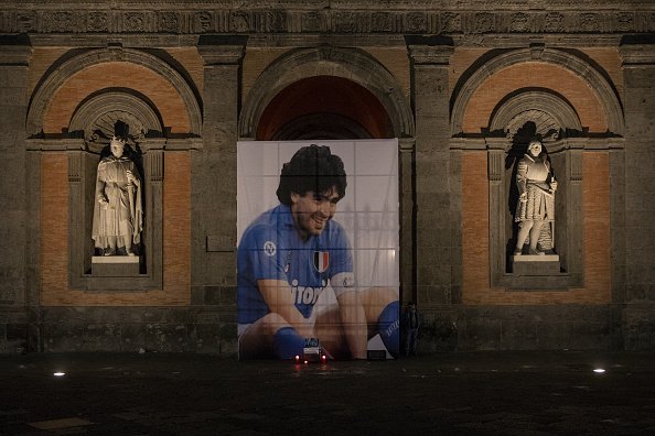 Une grande photo de la légende du football argentin Diego Armando Maradona à Naples, en Italie.|Photo : Getty Images