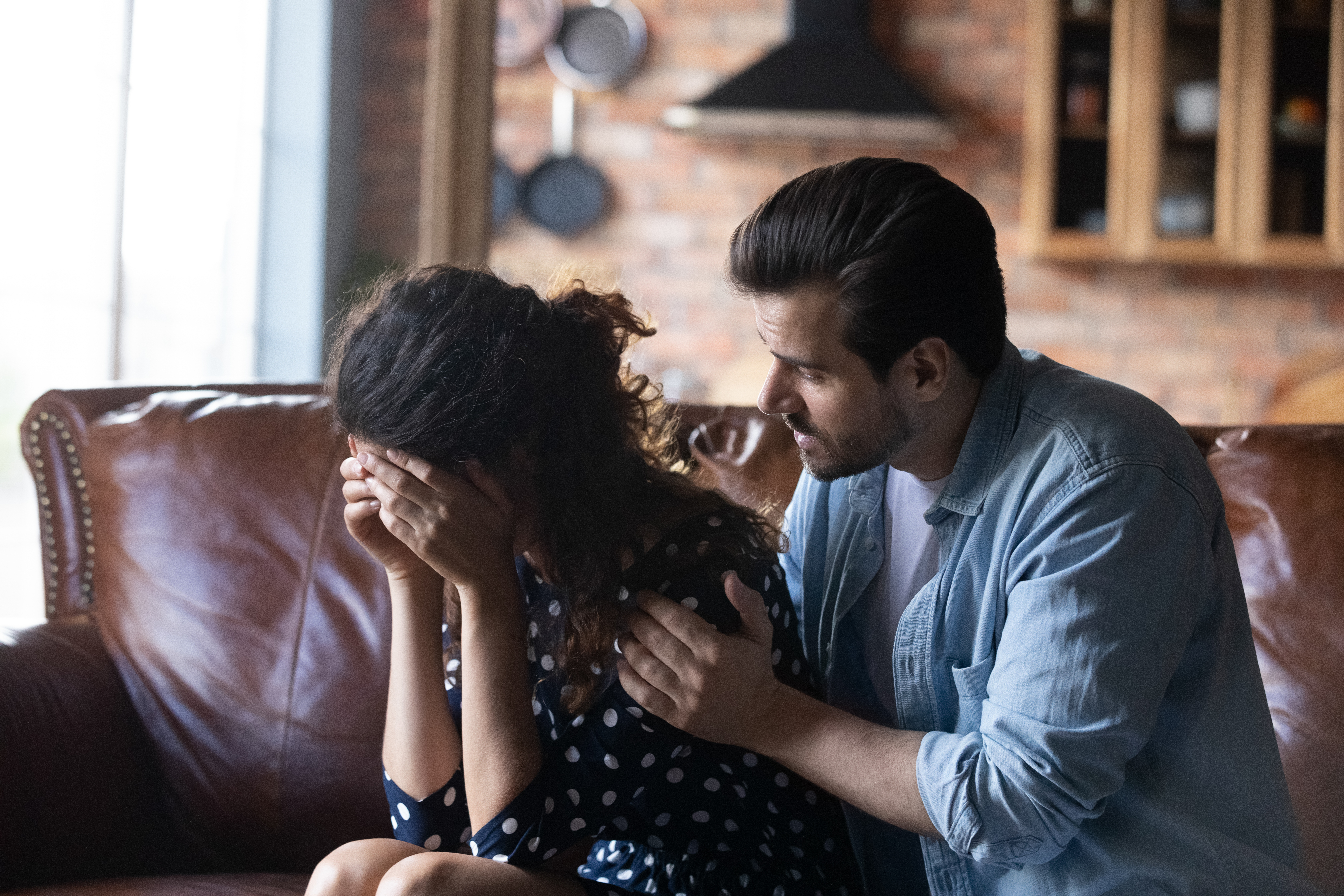 Ehemann tröstet seine depressive Frau | Quelle: Shutterstock