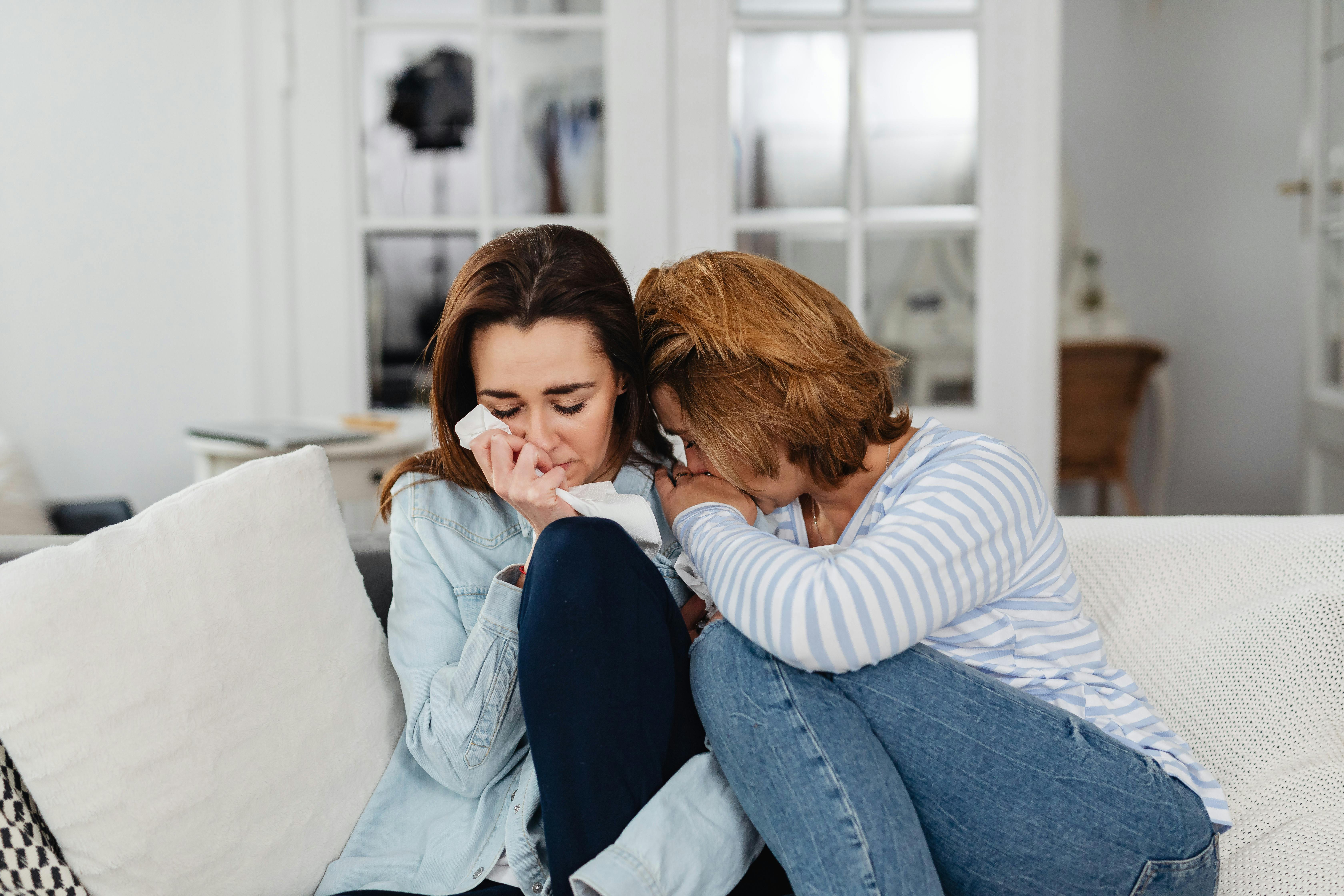 Une femme émotive se fait réconforter par une amie | Source : Pexels