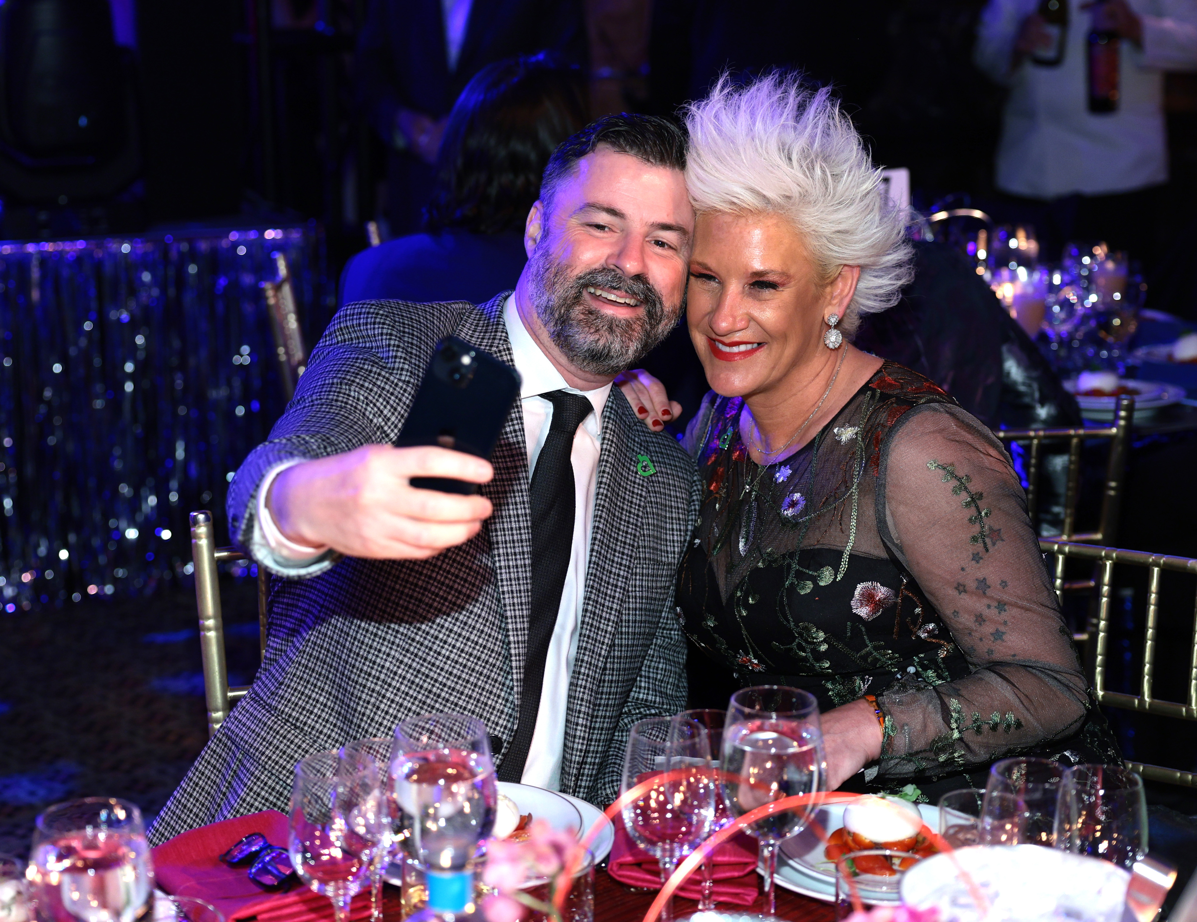 Stuart Claxton et Anne Burrell apparaissent alors que City Harvest présente le gala du 40e anniversaire : House Of Harvest au Cipriani 42nd Street le 25 avril 2023 à New York. | Source : Getty Images
