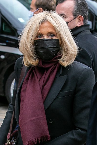 Brigitte Macron arrive pour assister aux funérailles de Juliette Greco. | Photo : Getty Images