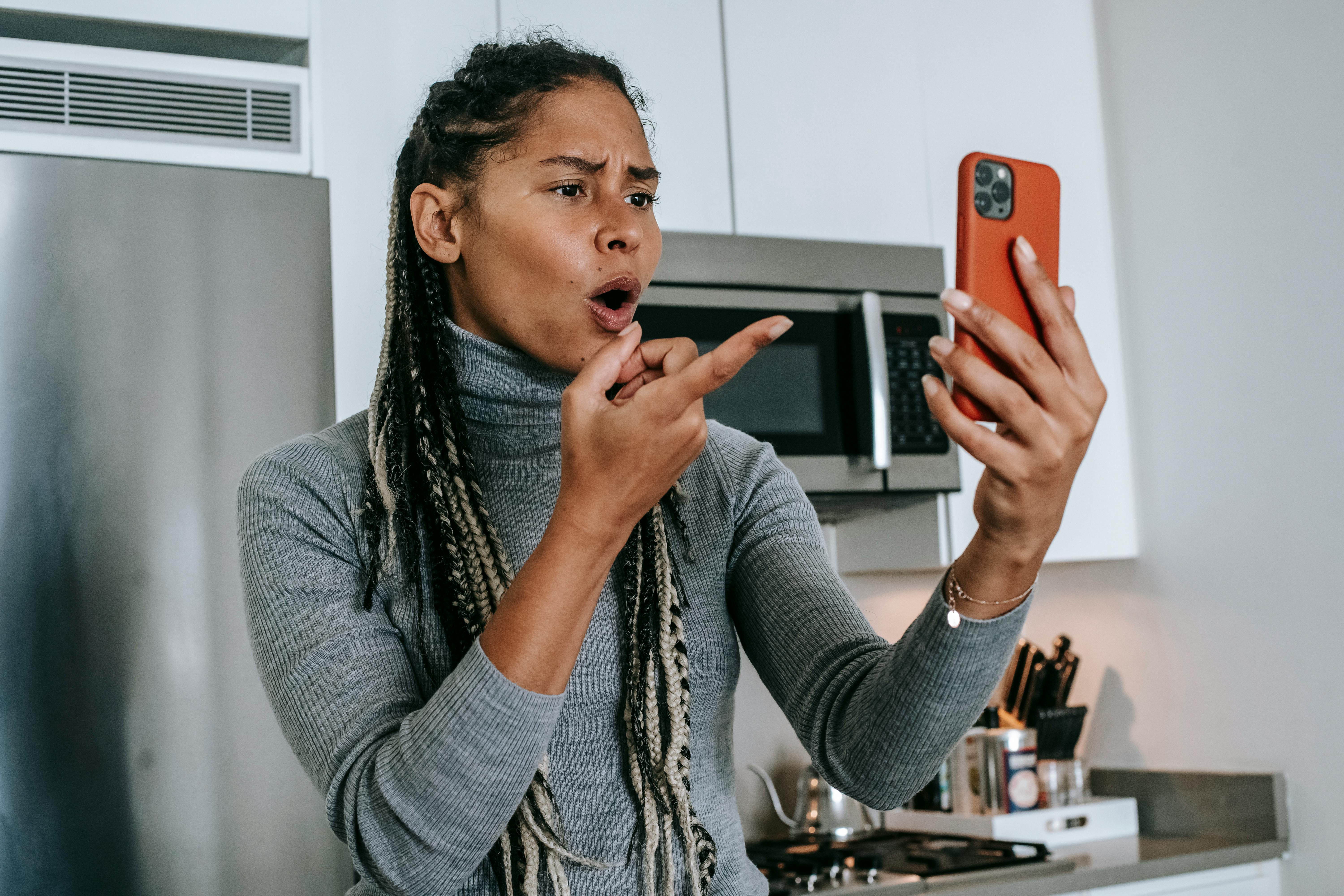 Une femme stressée sur son téléphone | Source : Pexels