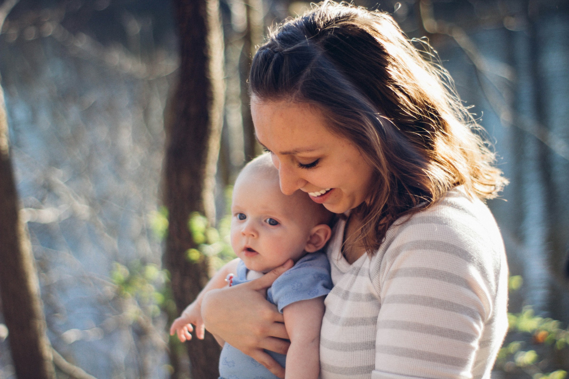 Une femme tenant un bébé | Source : Unsplash