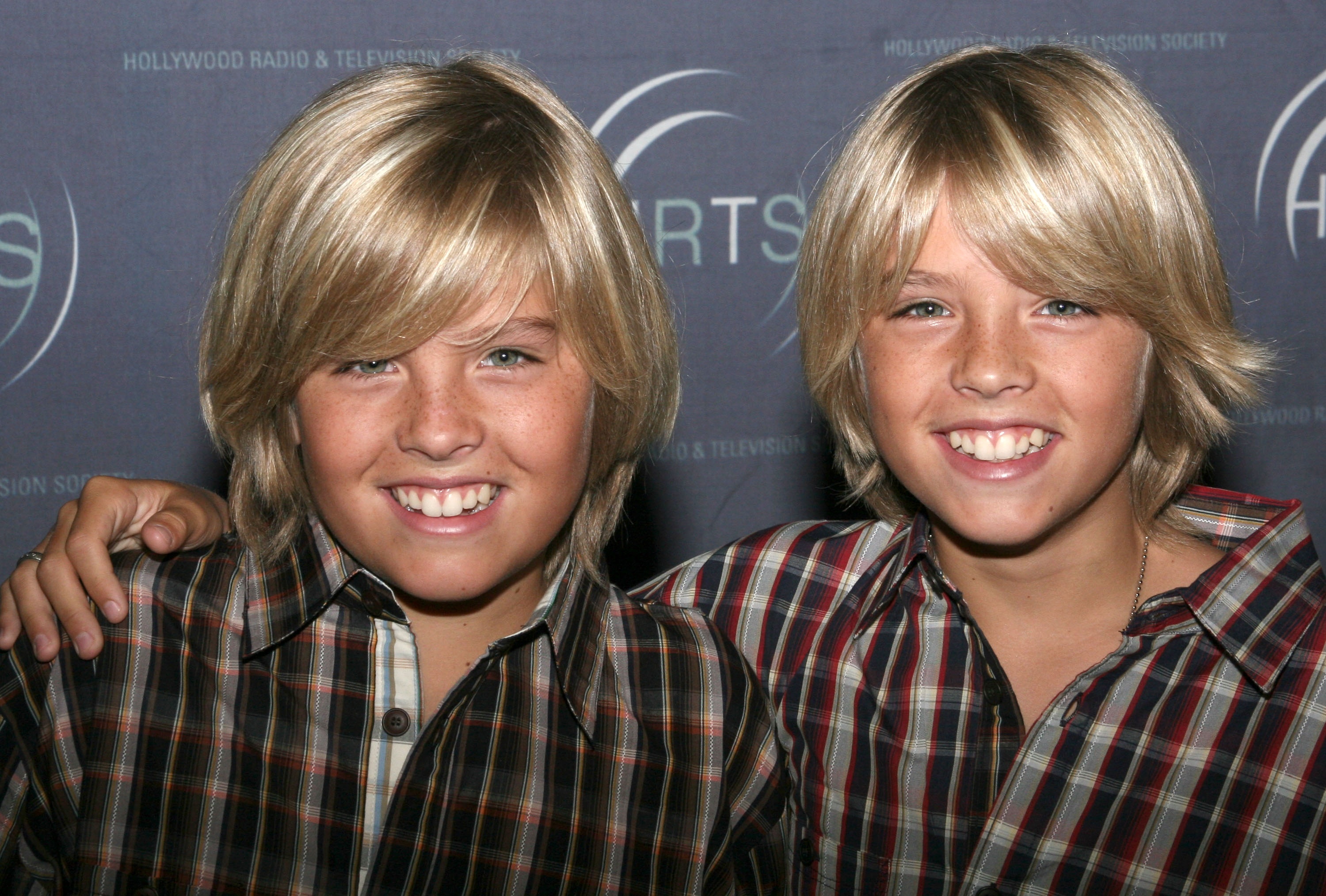 Dylan et Cole à l'événement "Kids Day 2005" de la Société de radio et de télévision d'Hollywood, à Hollywood, le 10 août 2005. | Source : Getty Images