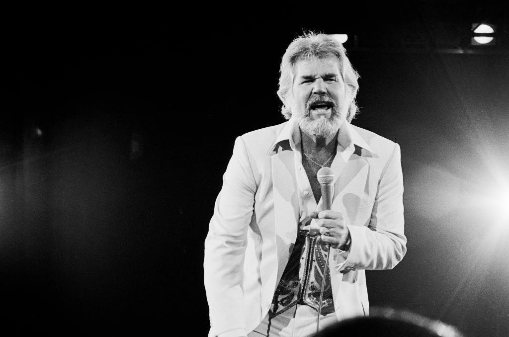 Le musicien de country américain se produit sur scène à Uniondale, New York, le 26 septembre 1980 | Source : Getty Images