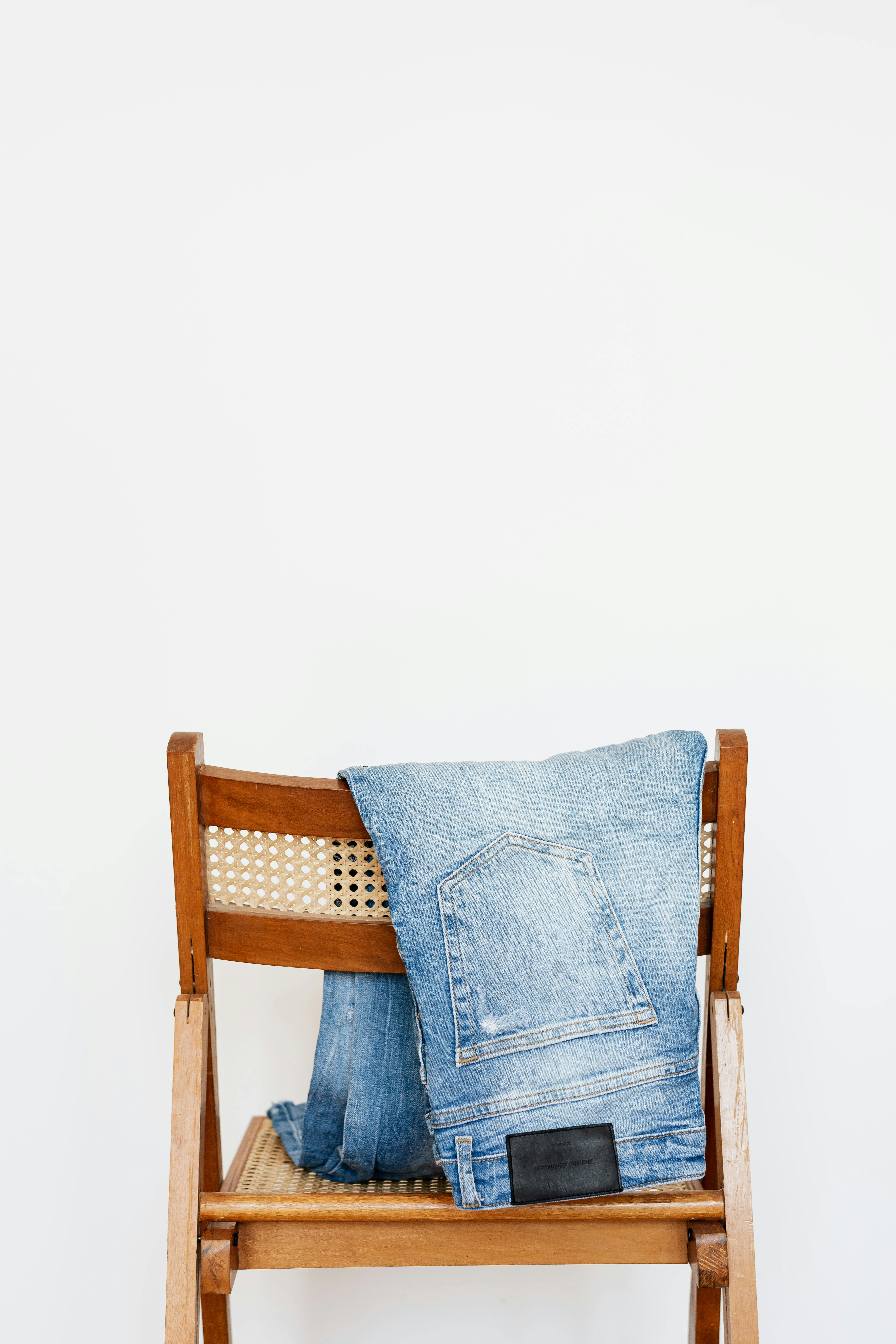 Un jean accrochée à une chaise | Source : Pexels