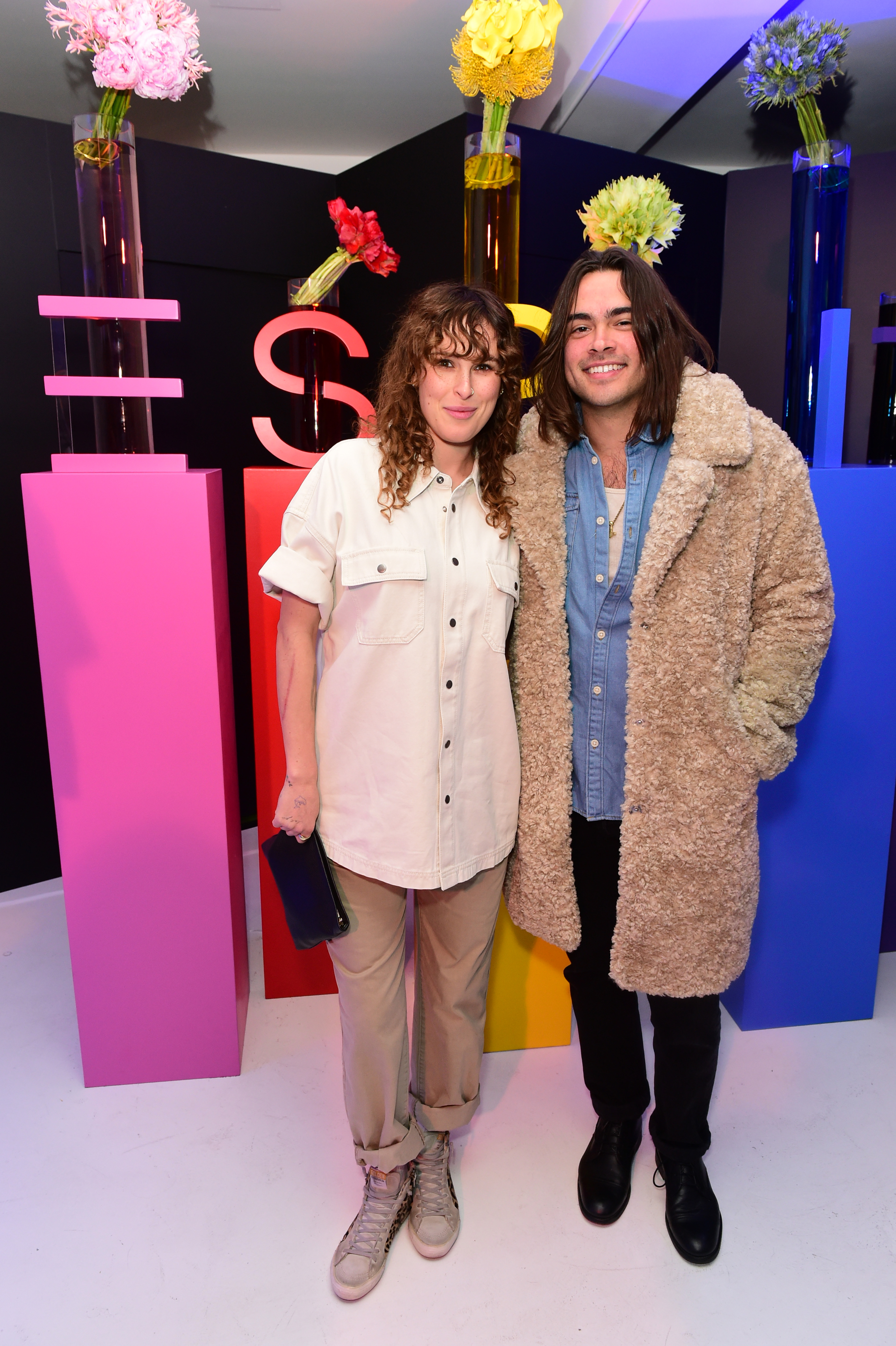 Rumer Willis et Derek Richard Thomas lors de l'ouverture de l'ESPRIT LA Pop-Up à Los Angeles, Californie, le 16 novembre 2022 | Source : Getty Images