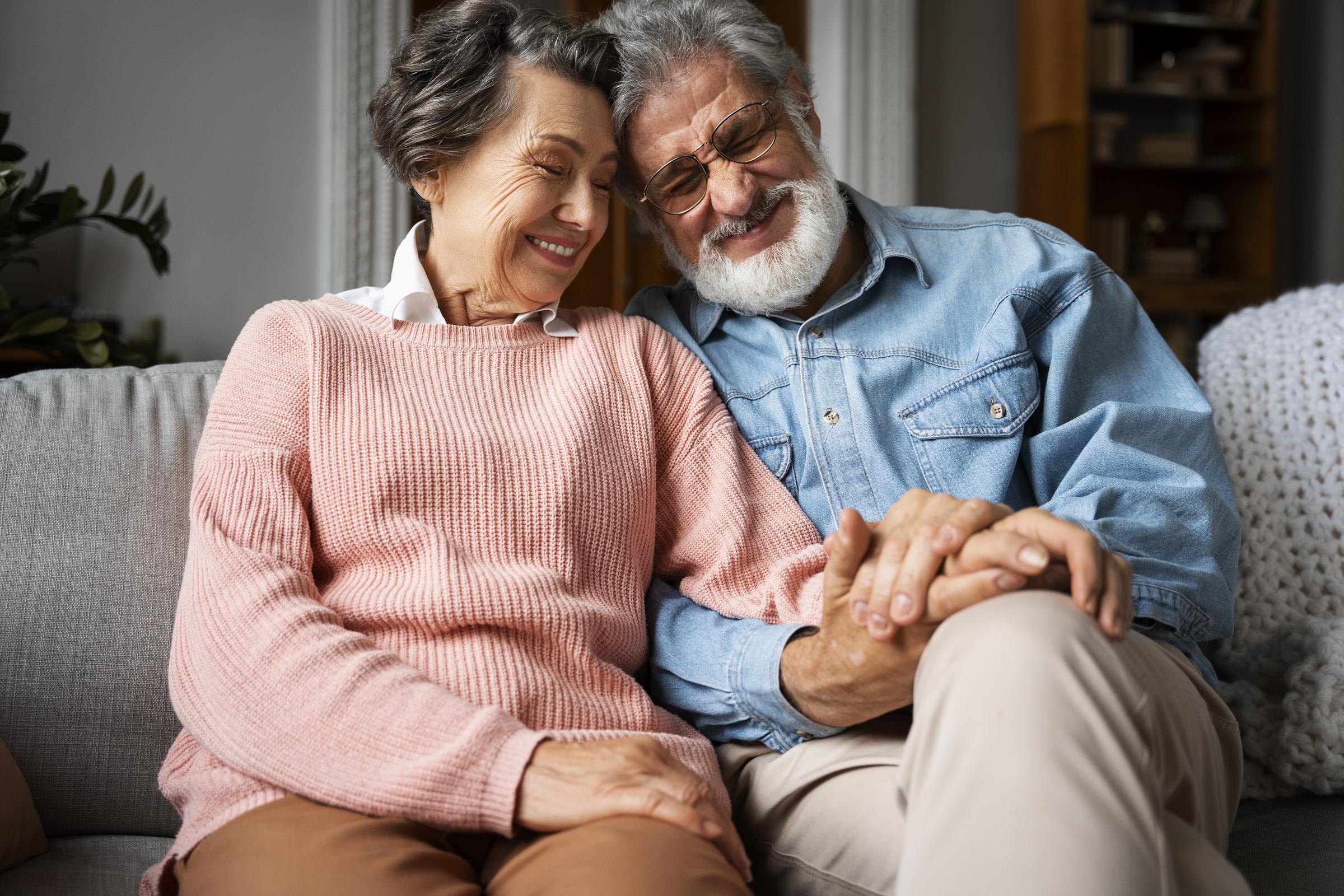 Un couple âgé heureux à la maison | Source : Freepik