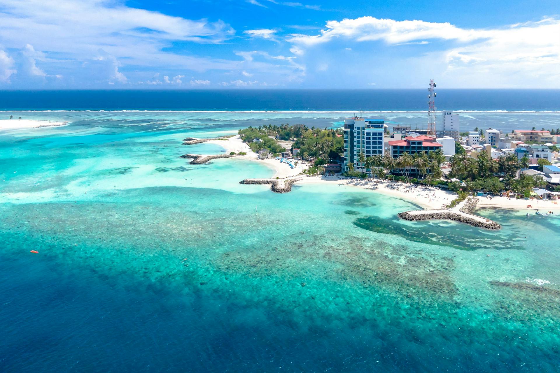 Vue aérienne d'une île tropicale et de son littoral | Source : Pexels