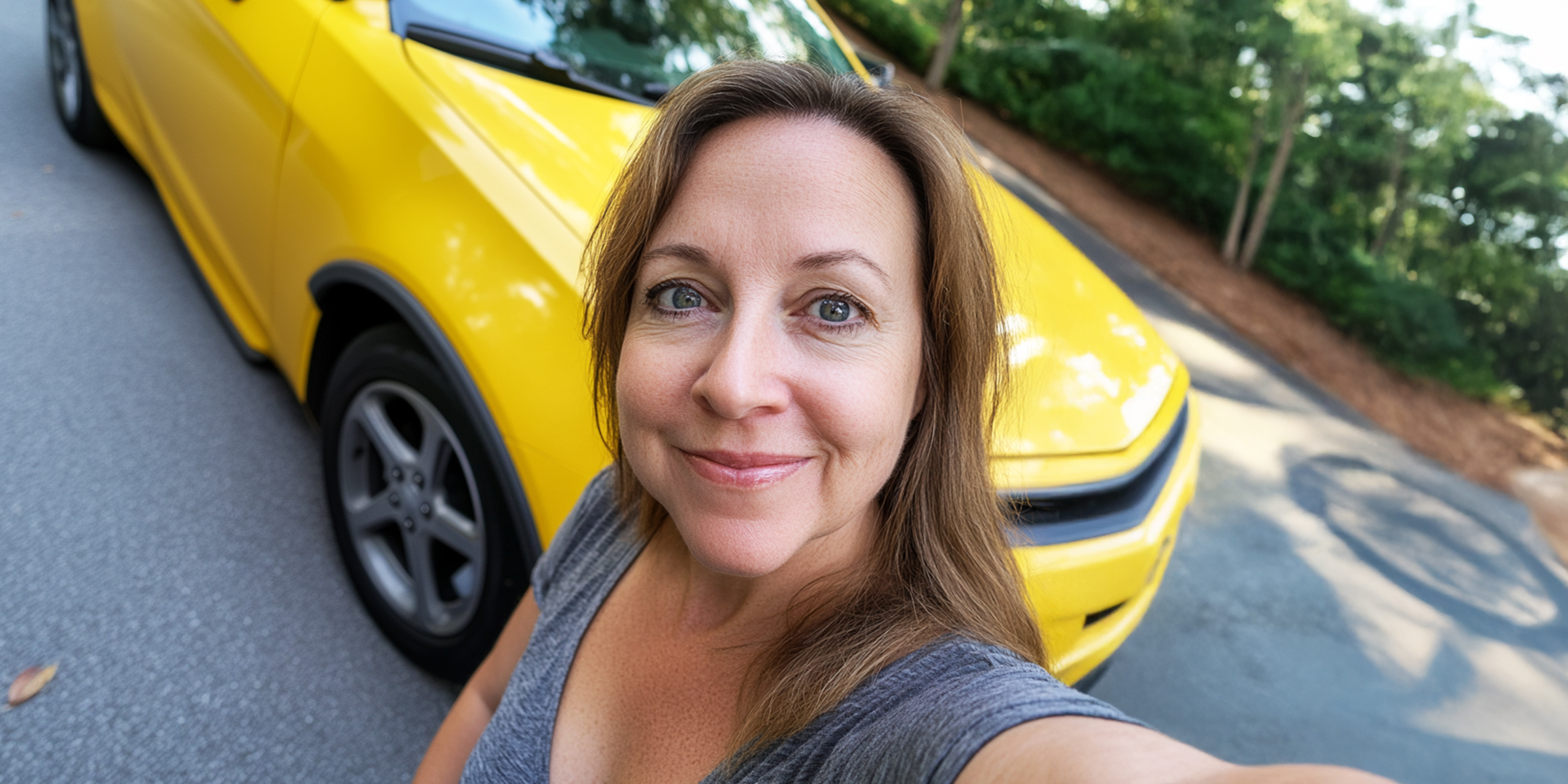 Une femme qui prend un selfie avec une voiture jaune en arrière-plan | Source : Amomama