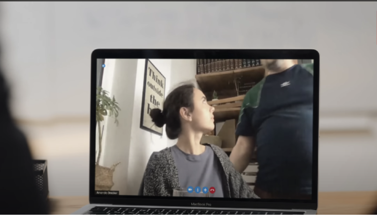 Une femme dirige une réunion par vidéo | Source : Facebook