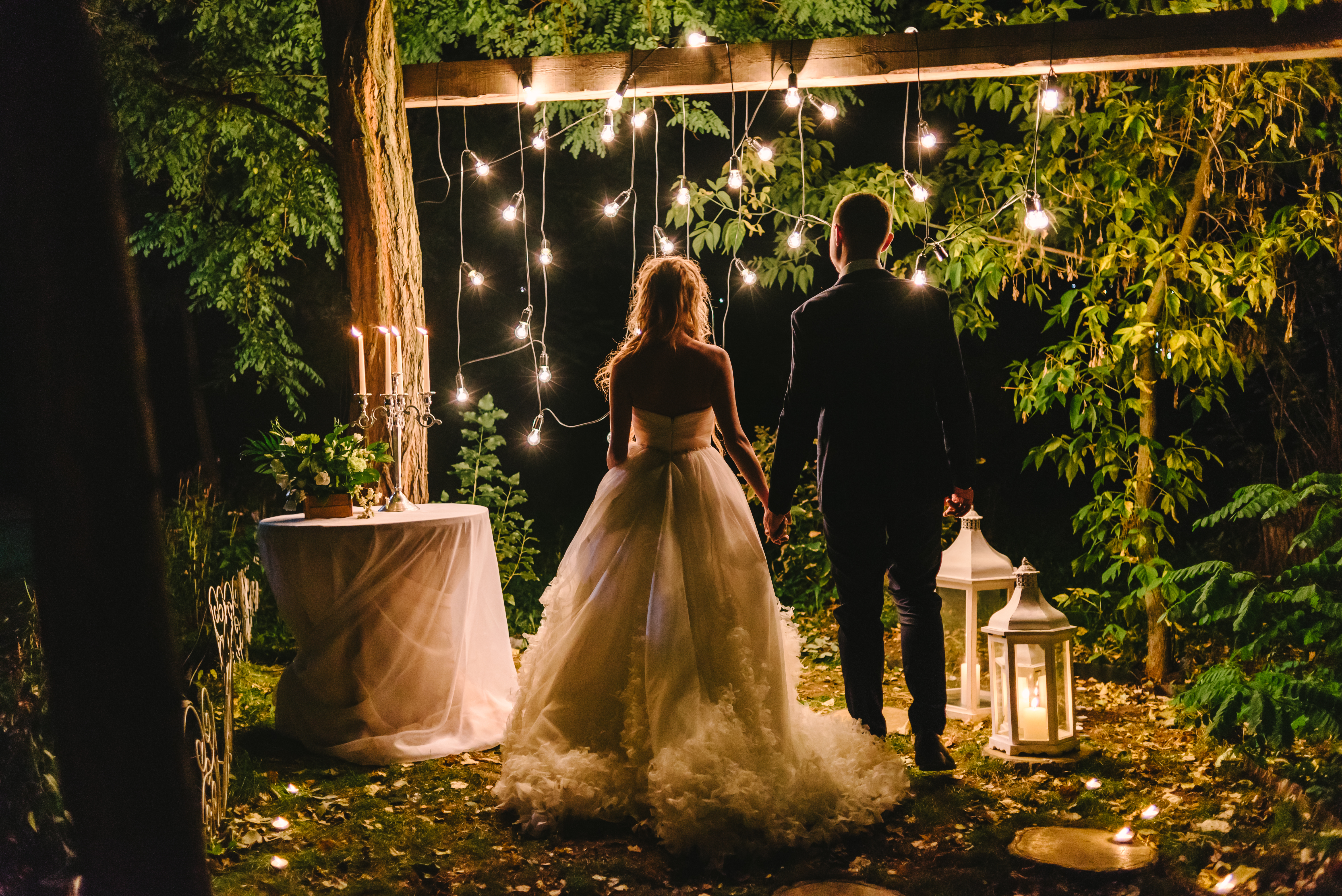 Une mariée et un marié se tenant sur le lieu de leur mariage, la nuit. | Source : Shutterstock