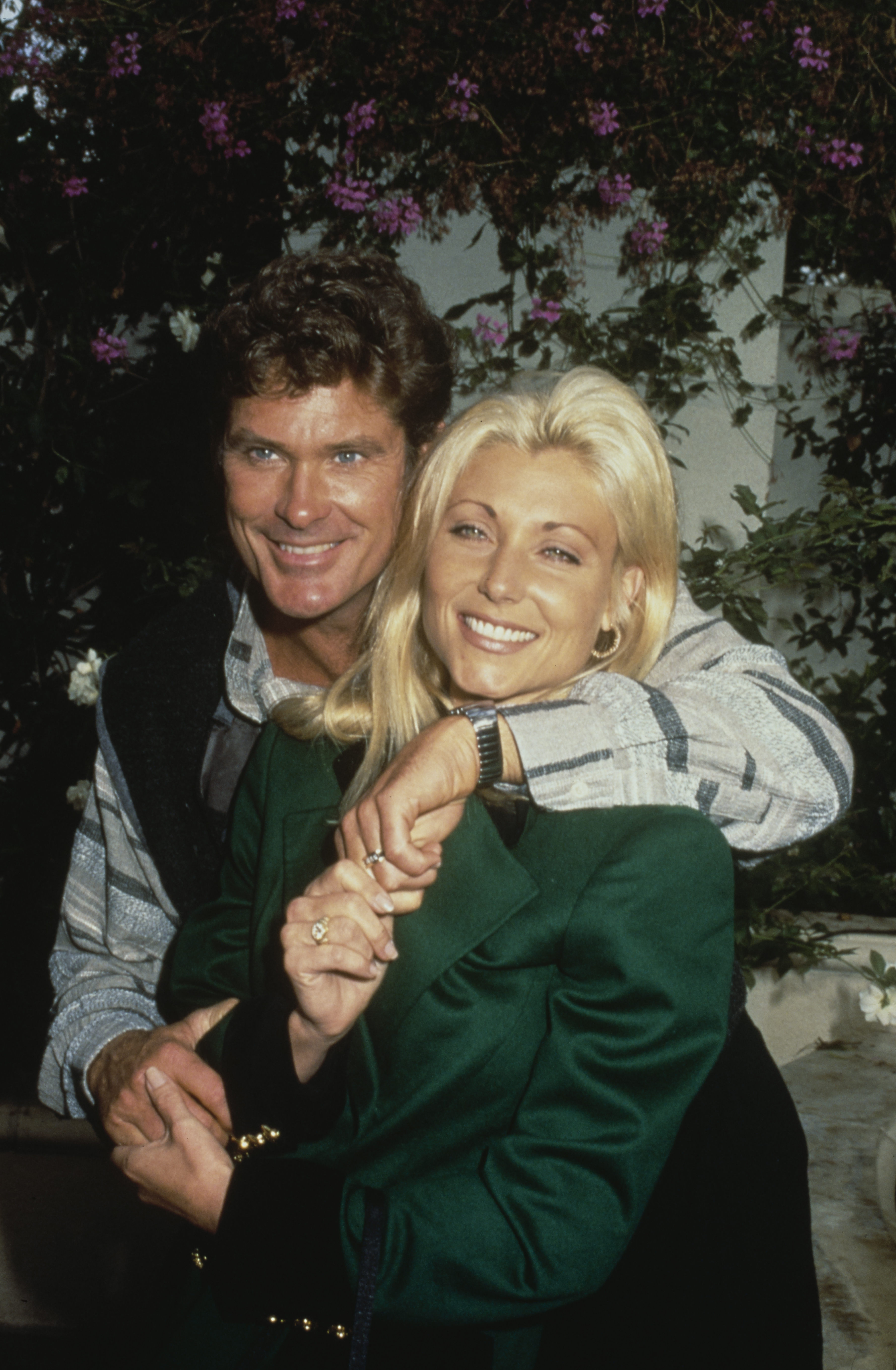 David Hasselhoff et Pamela Bach assistent à une conférence de presse le 6 octobre 1994 | Source : Getty Images