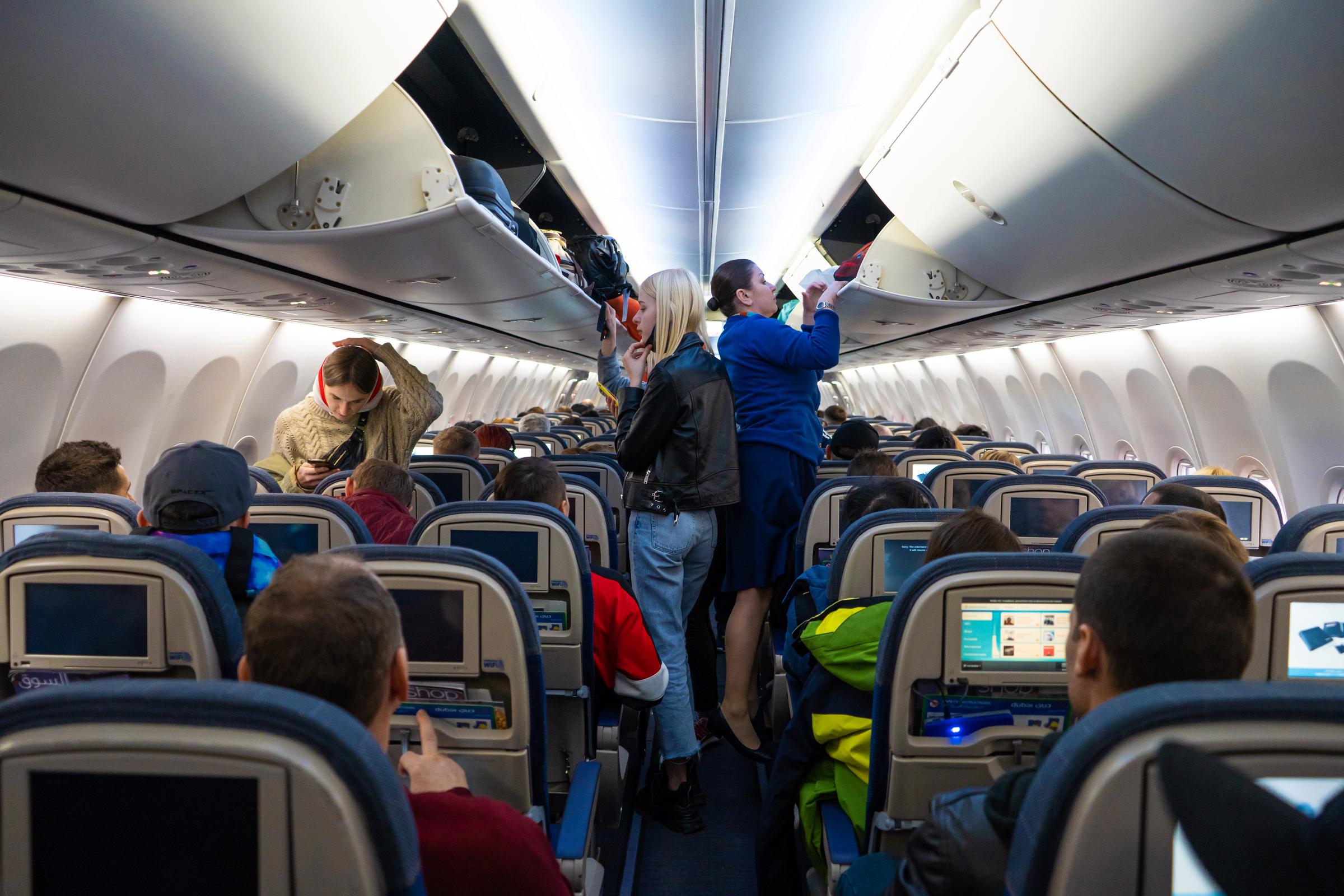 Des gens à l'intérieur d'un avion | Source : Shutterstock