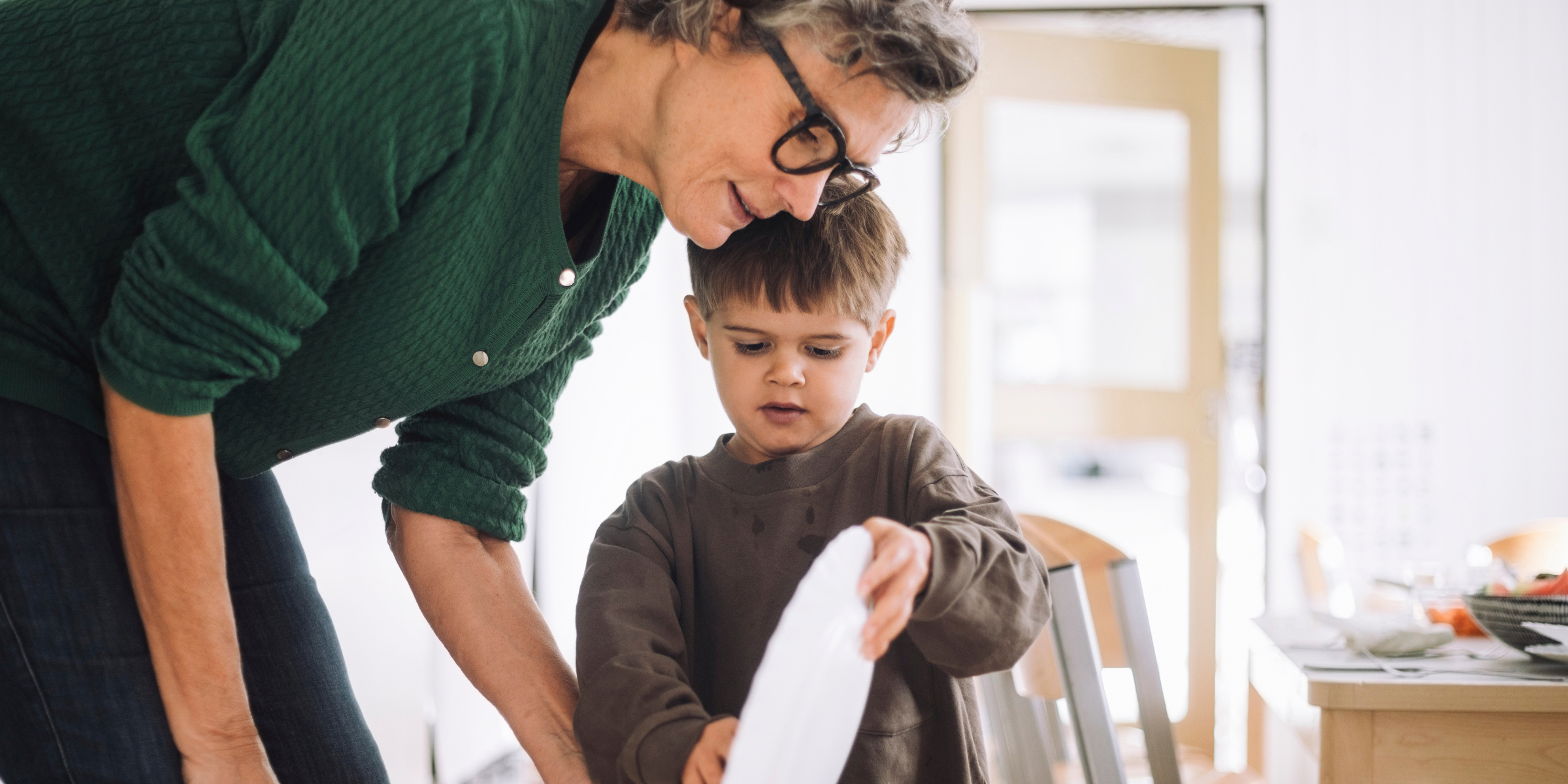 Une grand-mère et son petit-enfant | Source : Getty Images