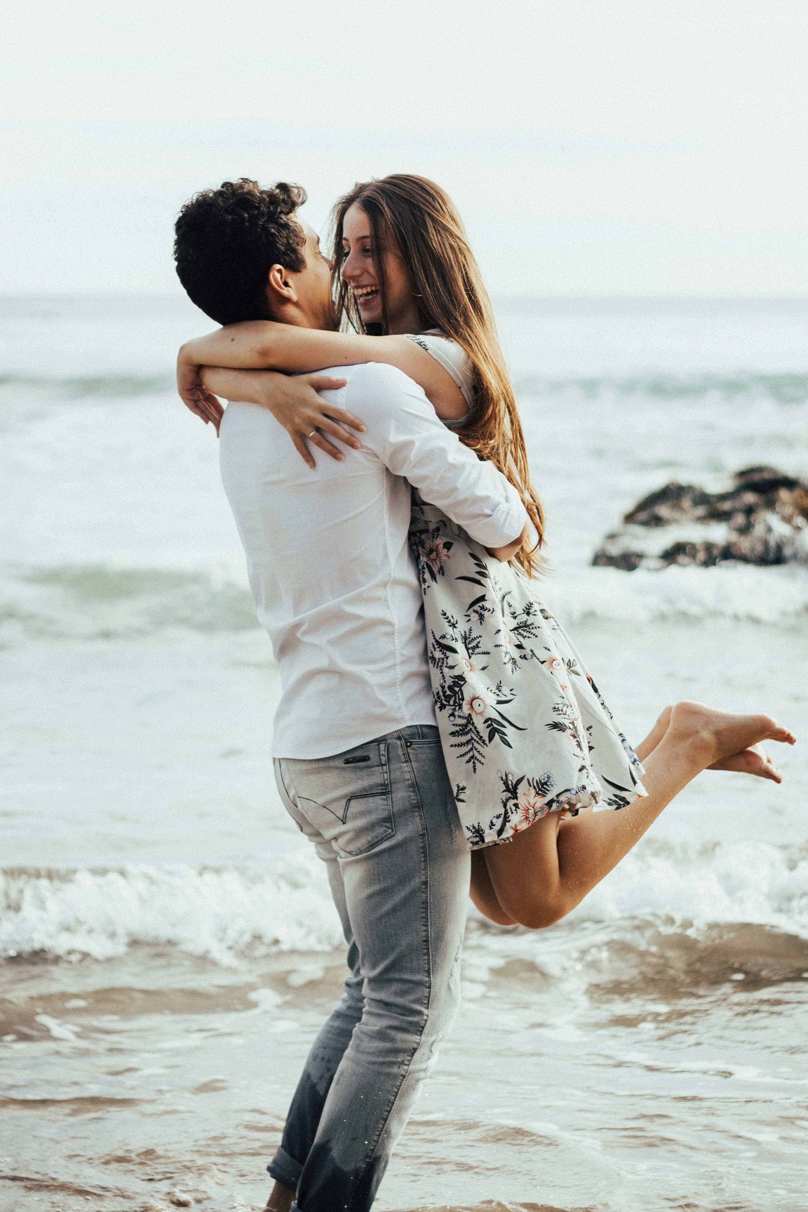 Un couple heureux s'embrassant à la plage | Source : Pexels