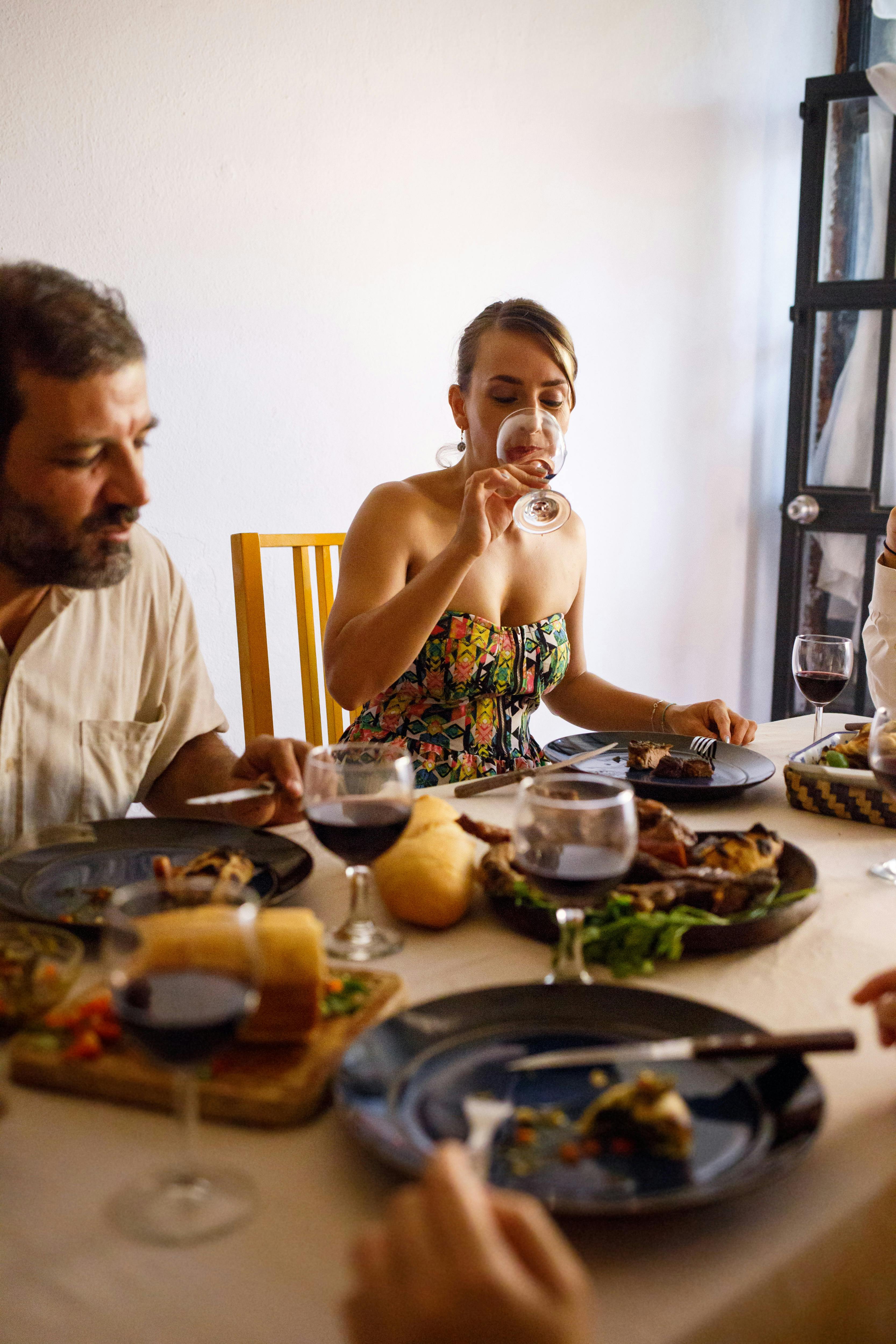 Une famille qui profite d'un repas ensemble | Source : Pexels