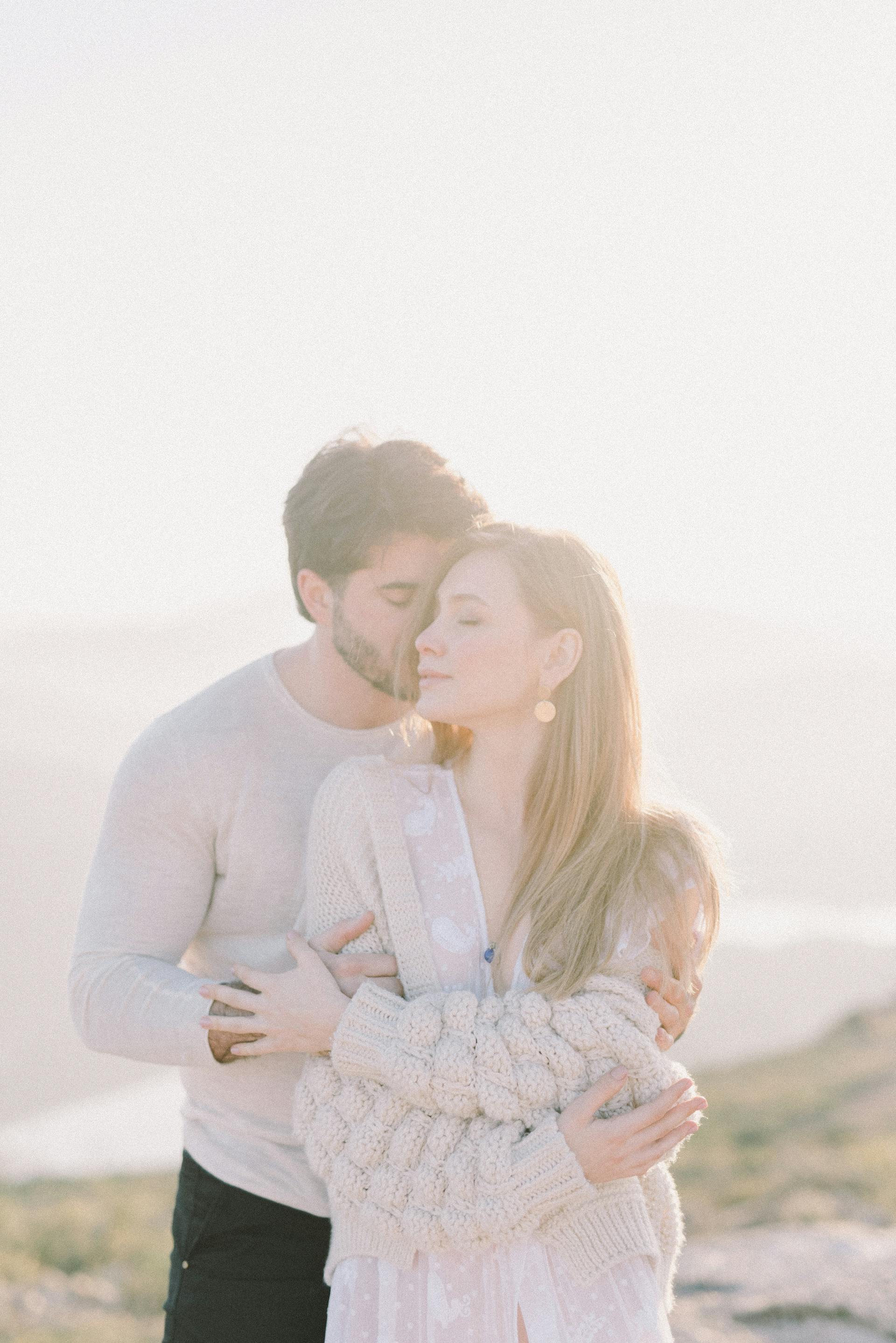 Un mari embrassant sa femme | Source : Pexels