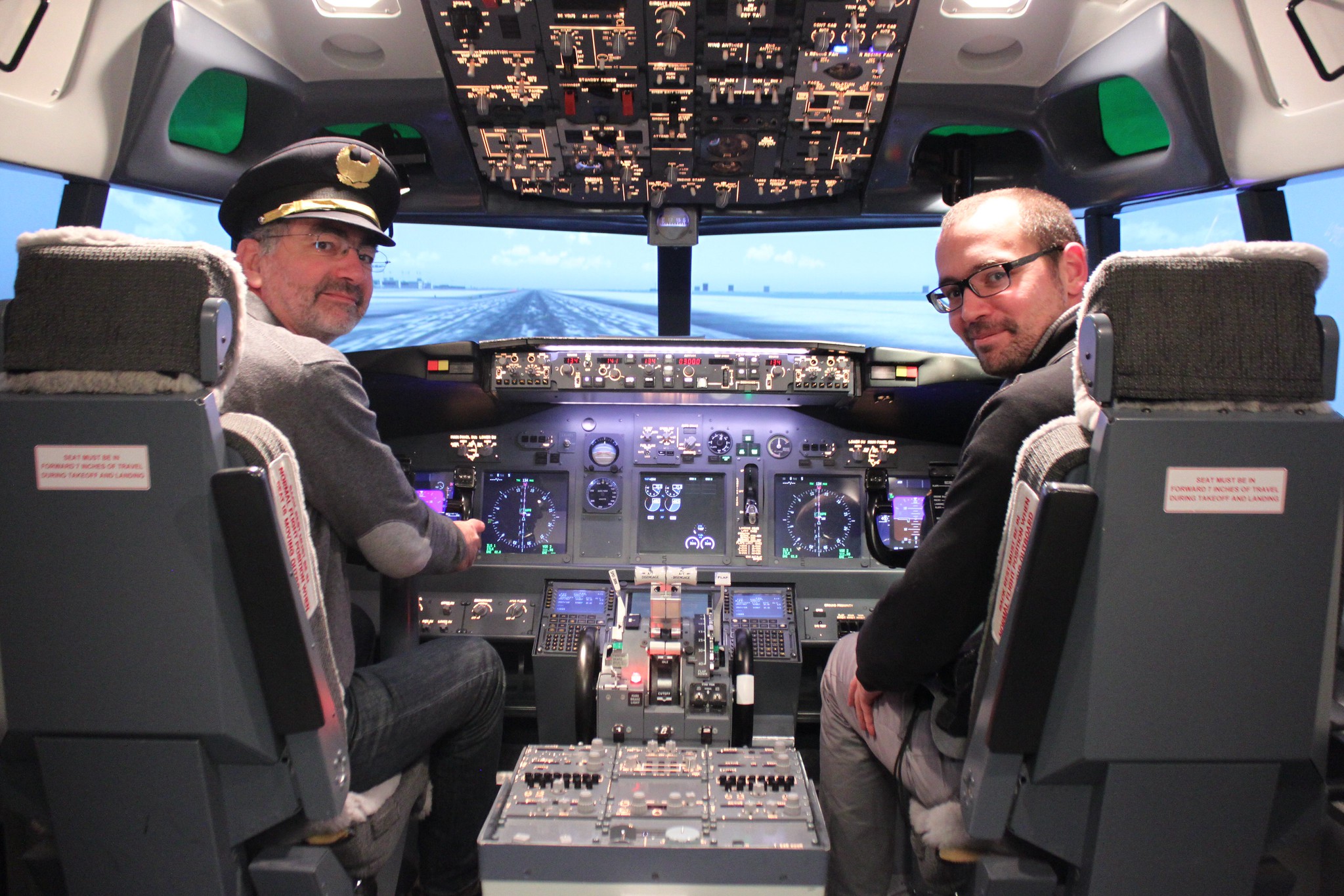 Pilotes à l'intérieur d'un avion | Source : flickr.com