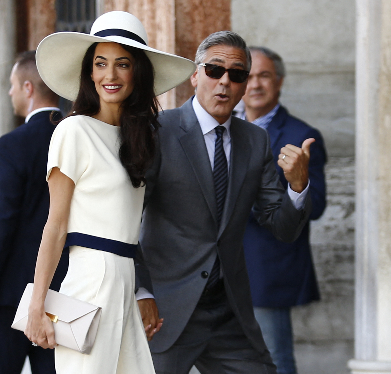 Amal Clooney et George Clooney arrivent au palazzo Ca Farsetti pour une cérémonie civile, le 29 septembre 2014, à Venise, en Italie. | Source : Getty Images