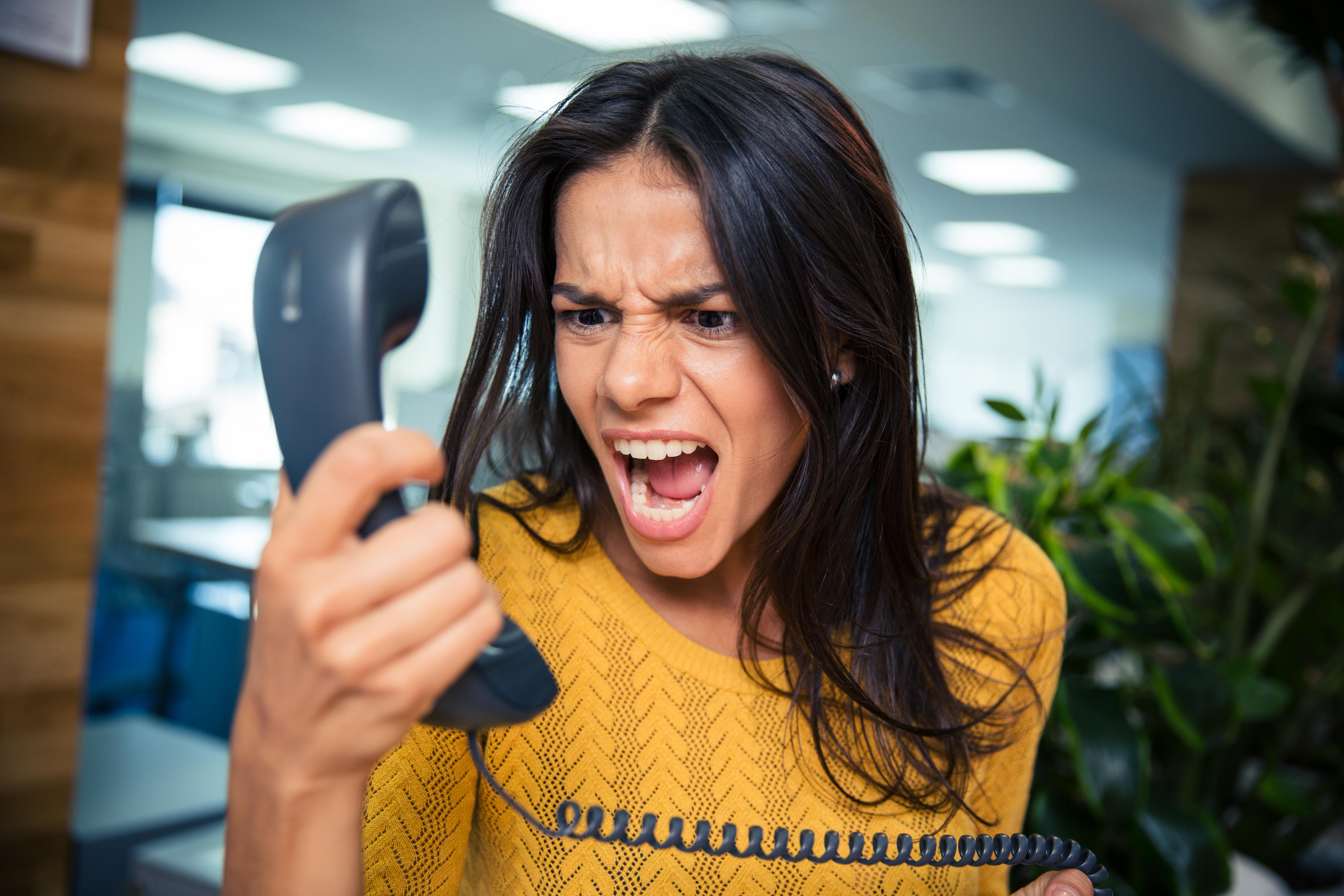 Une femme hurlant dans le téléphone | Source : Shutterstock