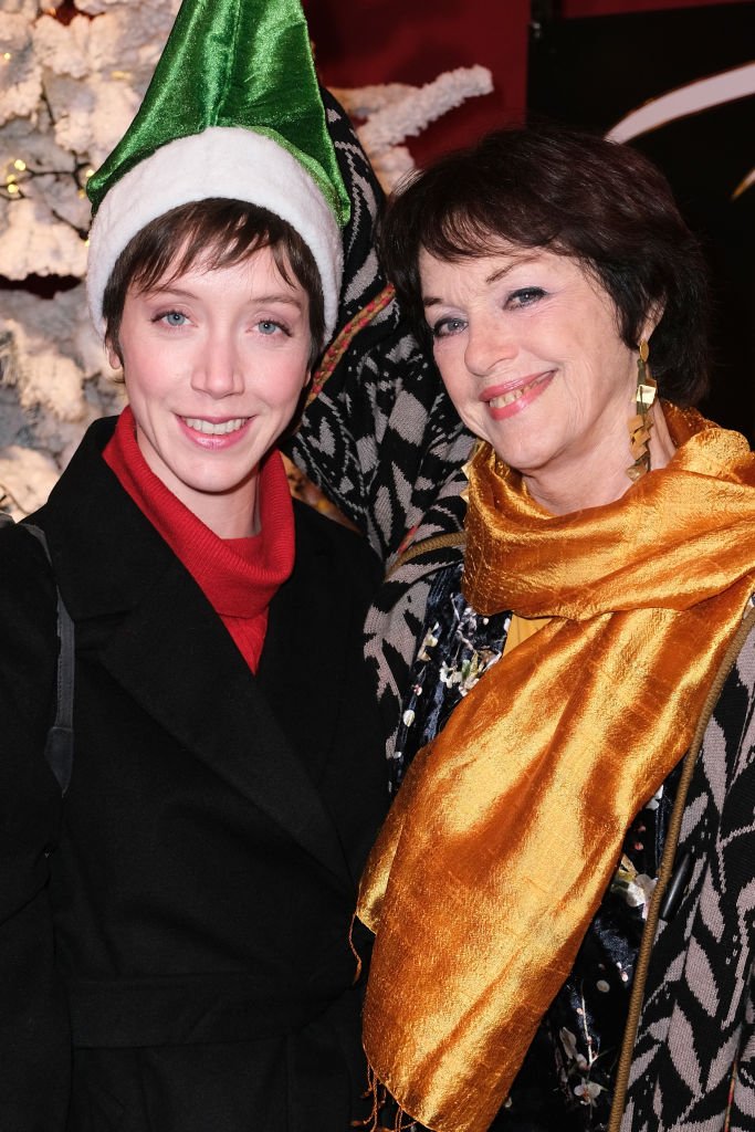 Sara Giraudeau et sa mère Anny Duperey assistent au lancement de "Pères Noël Verts" par Le Secours Populaire au Cirque du Phenix le 20 novembre 2019 à Paris, France. | Photo : Getty Images