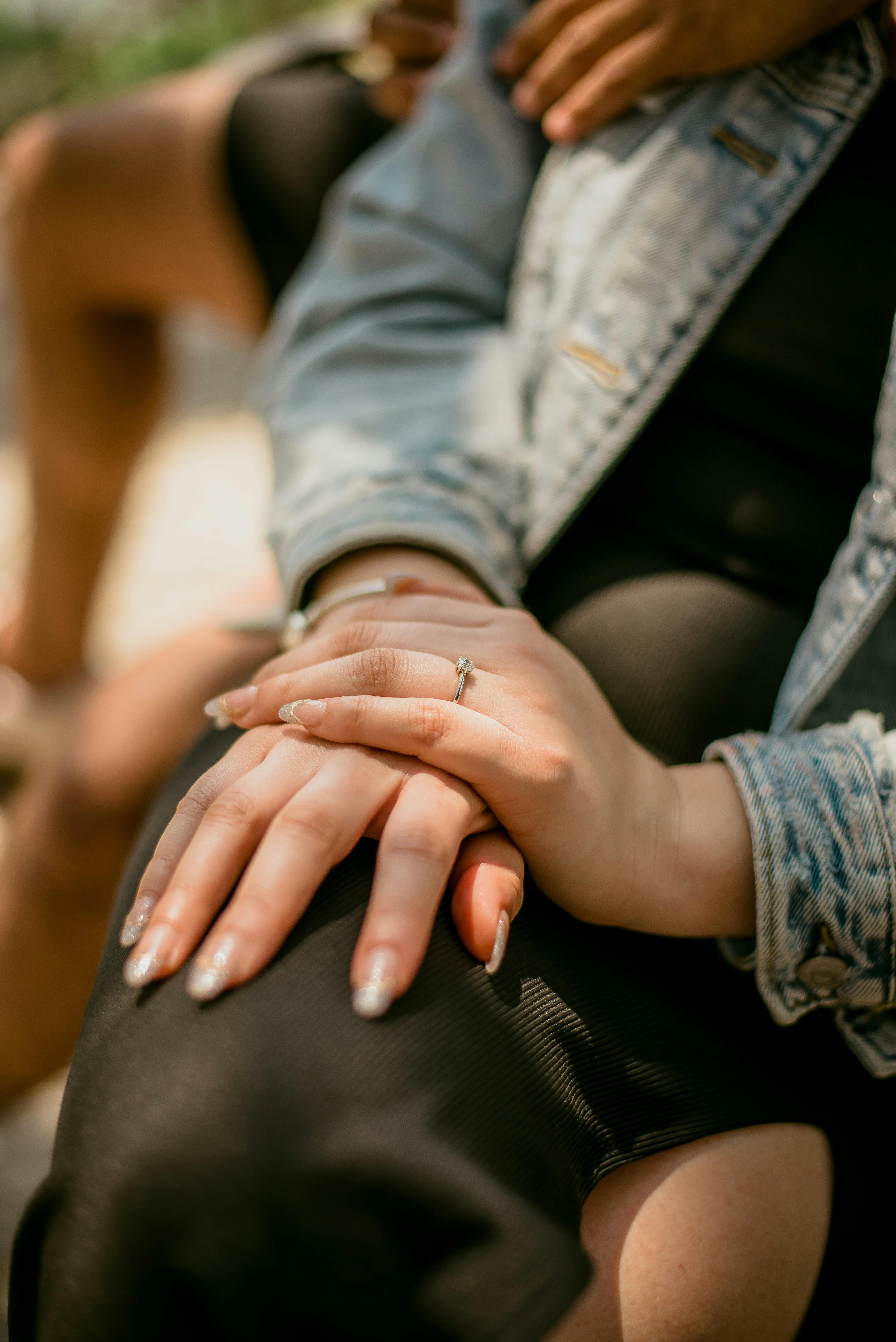 Une femme qui montre sa bague de fiançailles | Source : Pexels