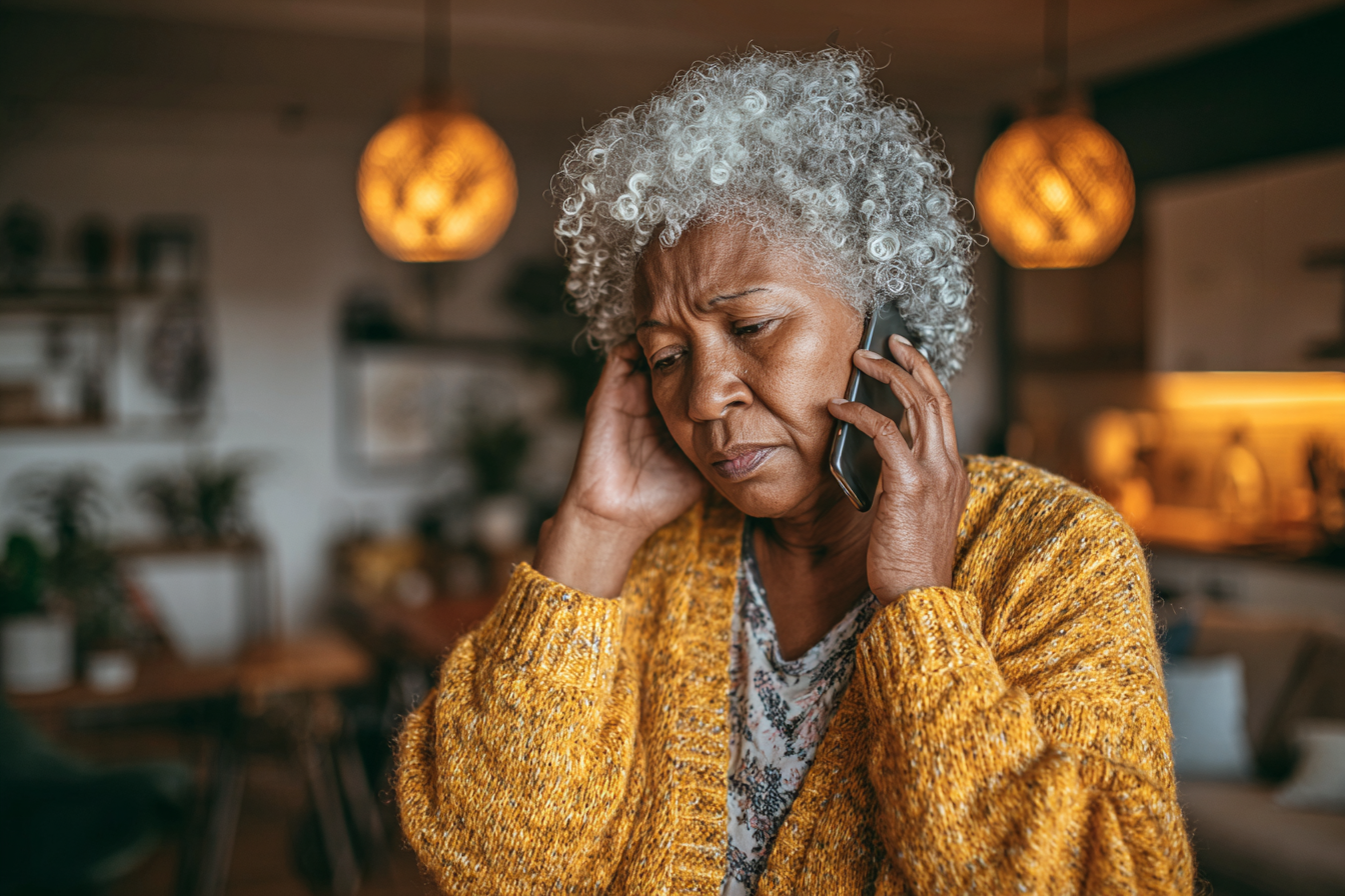 Une femme à l'air préoccupé qui parle sur son téléphone portable | Source : Midjourney